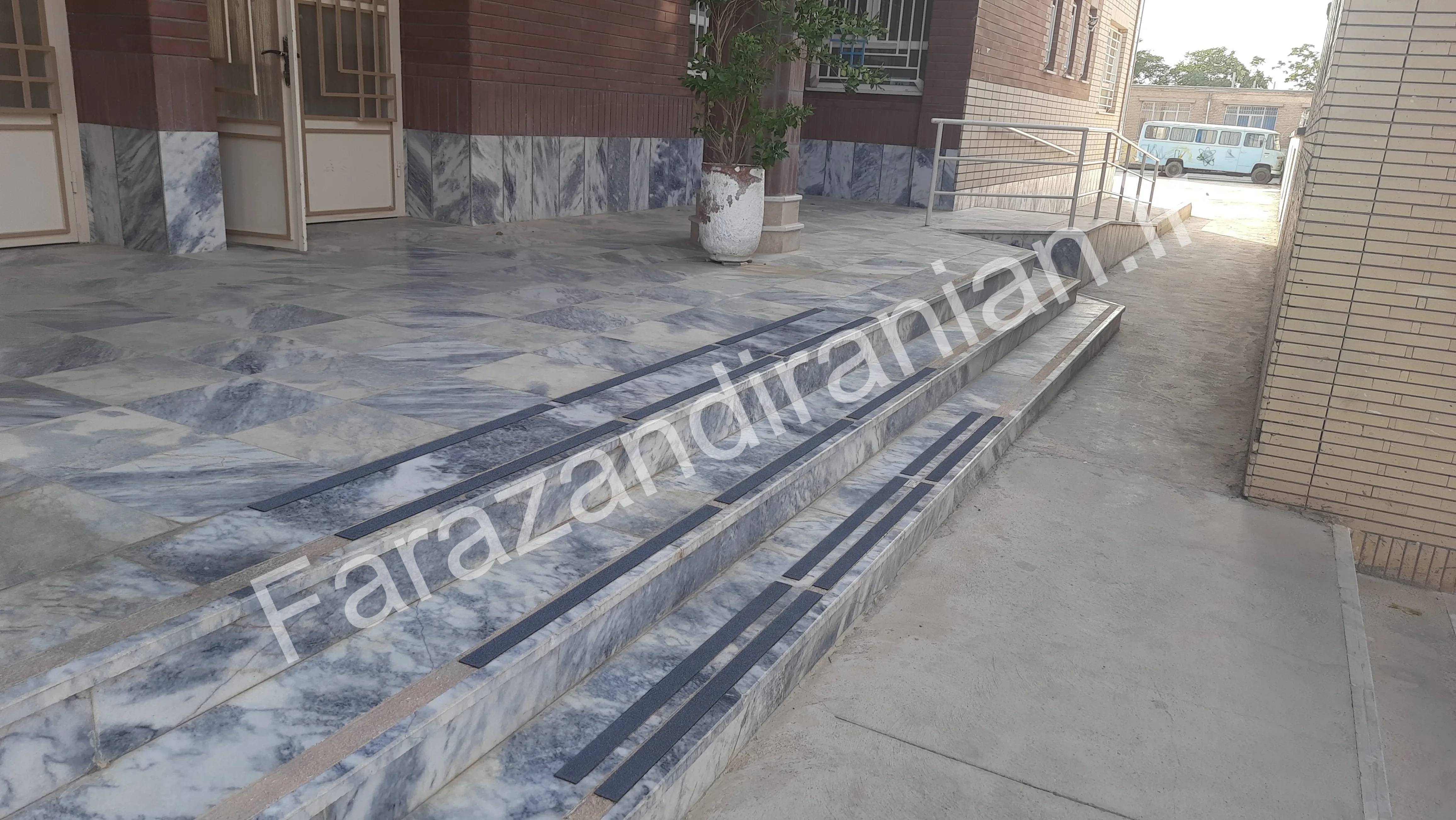 تصویر ۲ از اجرای نوار ضد لغزش در اداره آموزش و پرورش گناباد