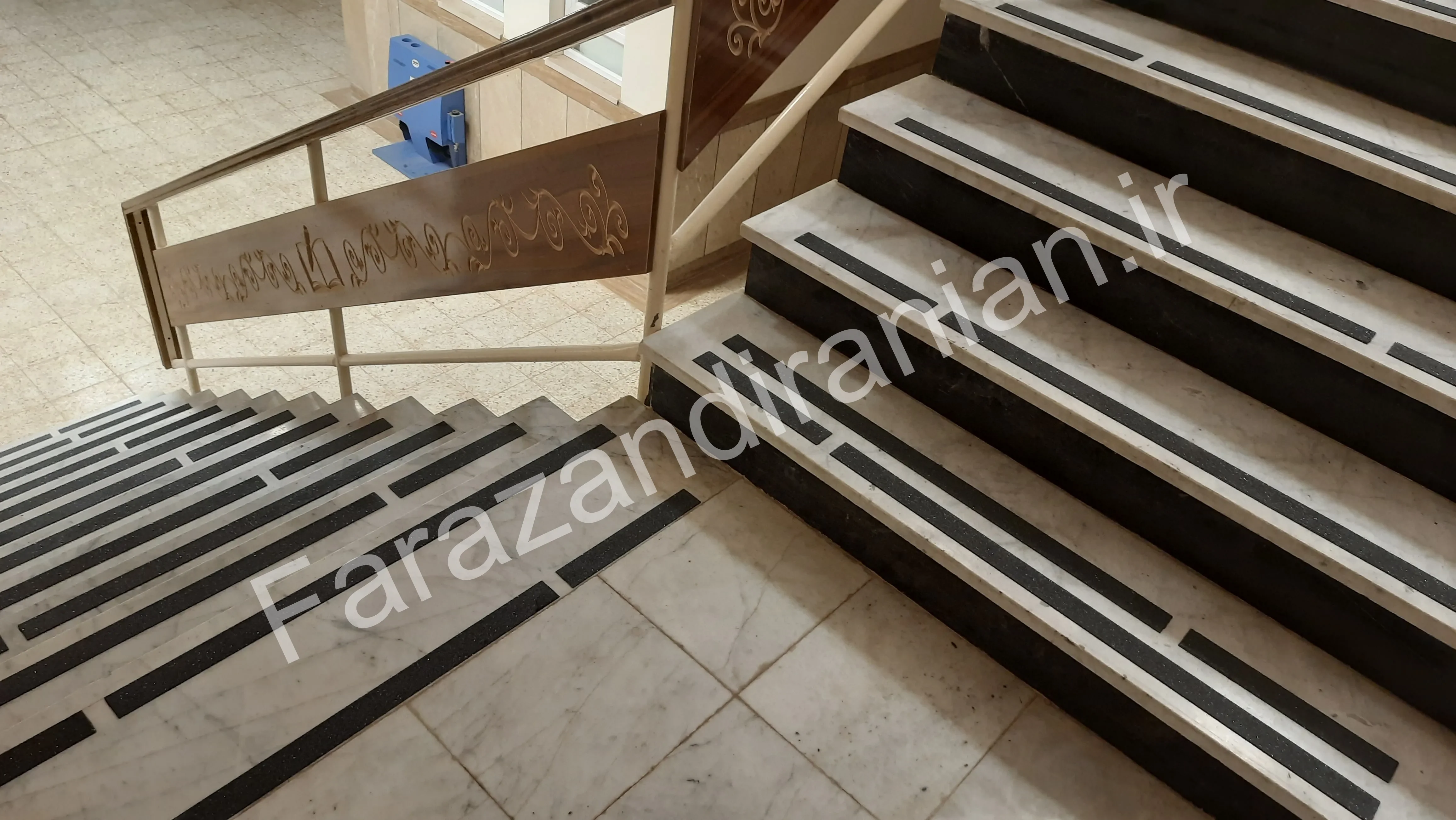 تصویر ۶ از اجرای نوار ضد لغزش در اداره آموزش و پرورش گناباد