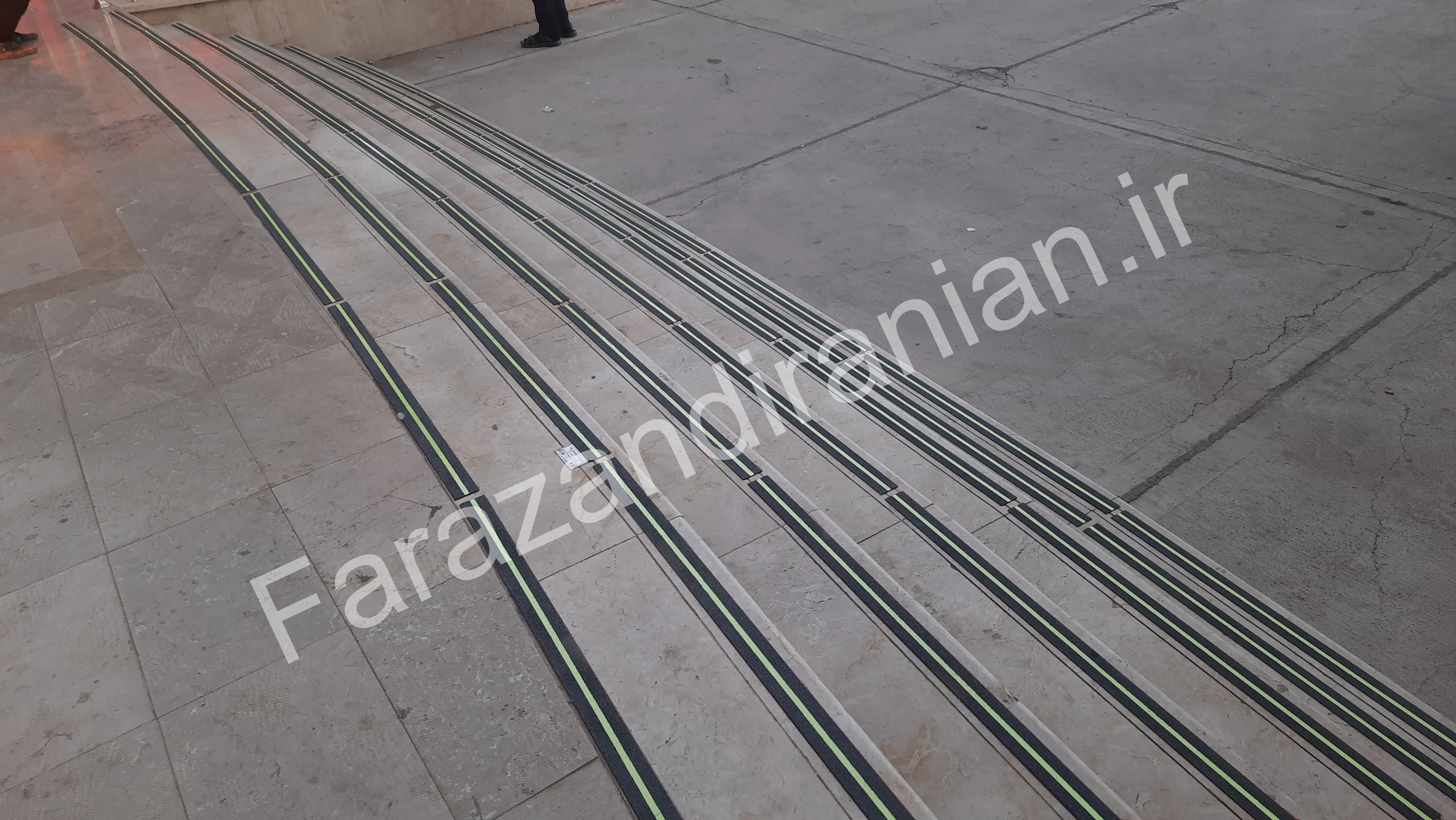 تصویر ۲ از اجرای نوار ضد لغزش در بیمارستان امام حسین تربت حیدریه