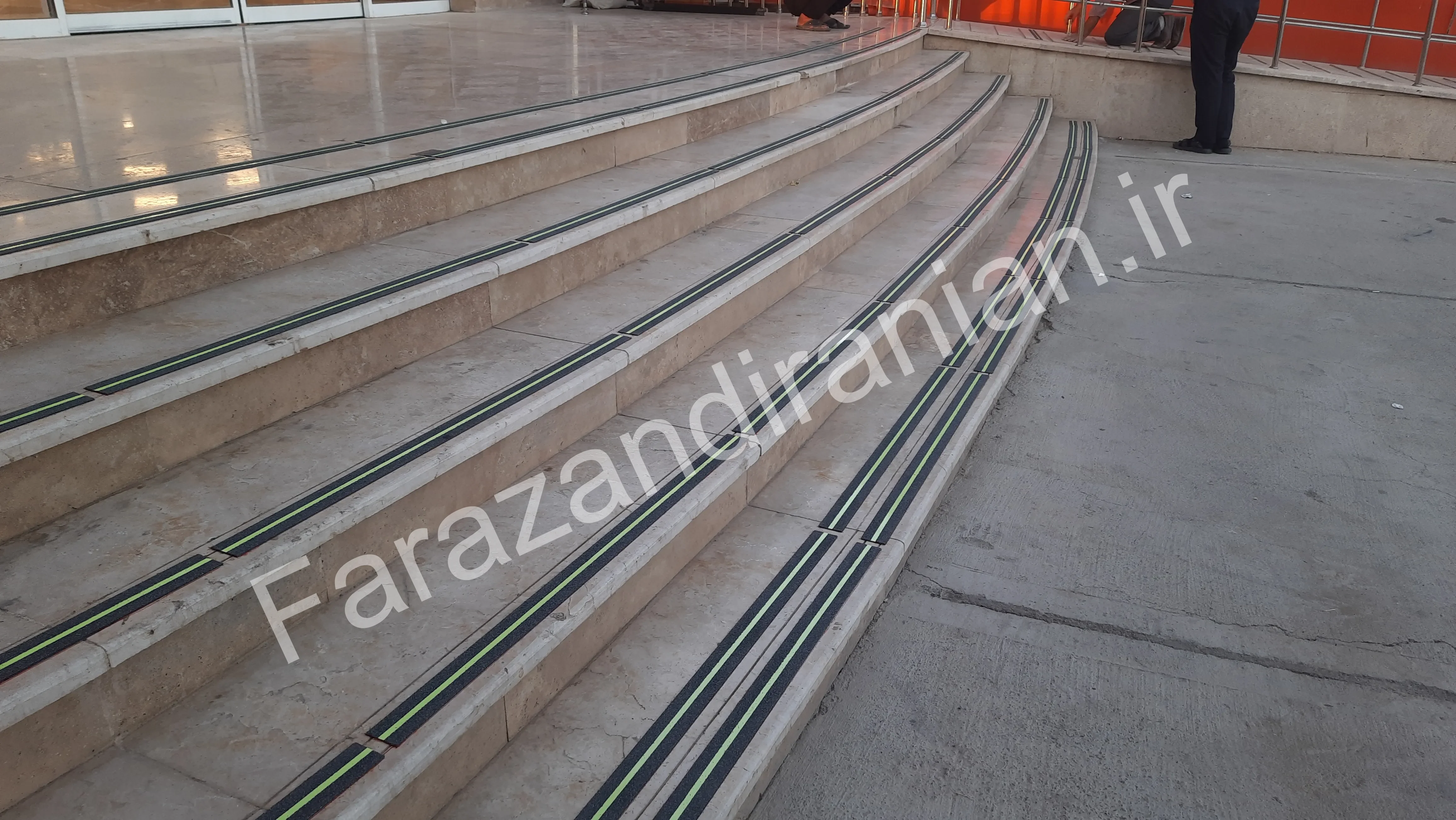 تصویر ۳ از اجرای نوار ضد لغزش در بیمارستان امام حسین تربت حیدریه