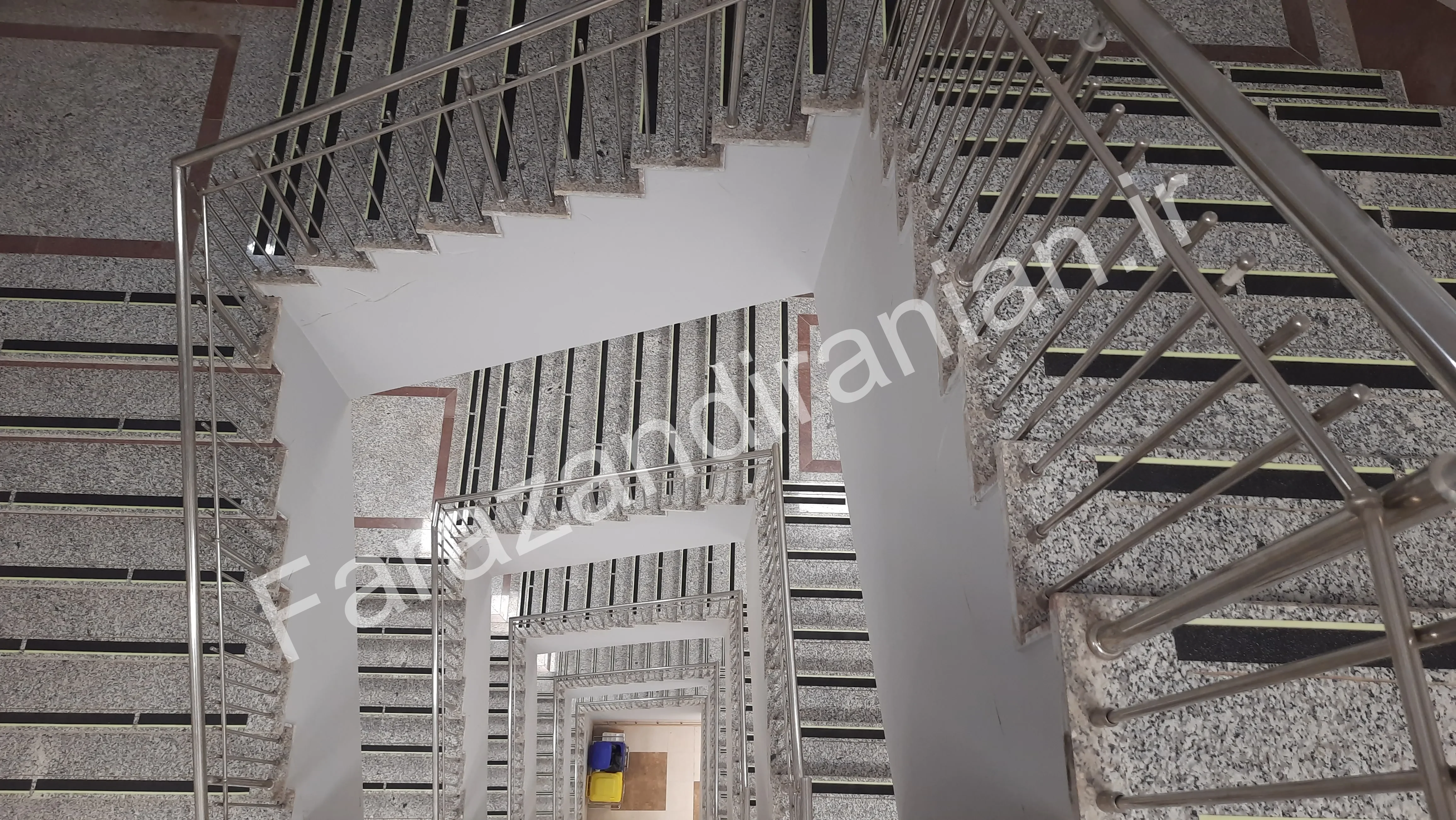 تصویر ۶ از اجرای نوار ضد لغزش در بیمارستان امام حسین تربت حیدریه