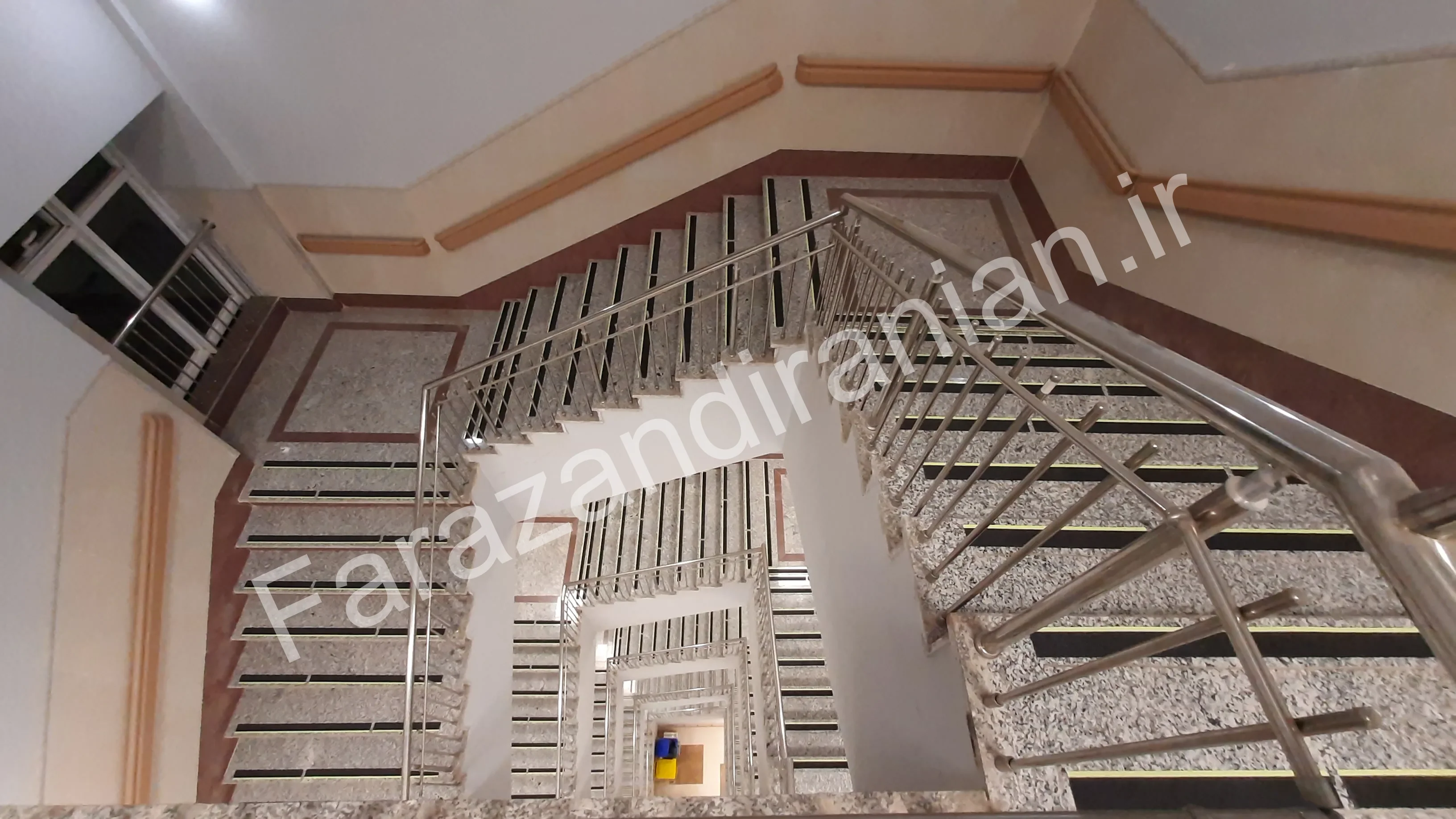 تصویر ۷ از اجرای نوار ضد لغزش در بیمارستان امام حسین تربت حیدریه