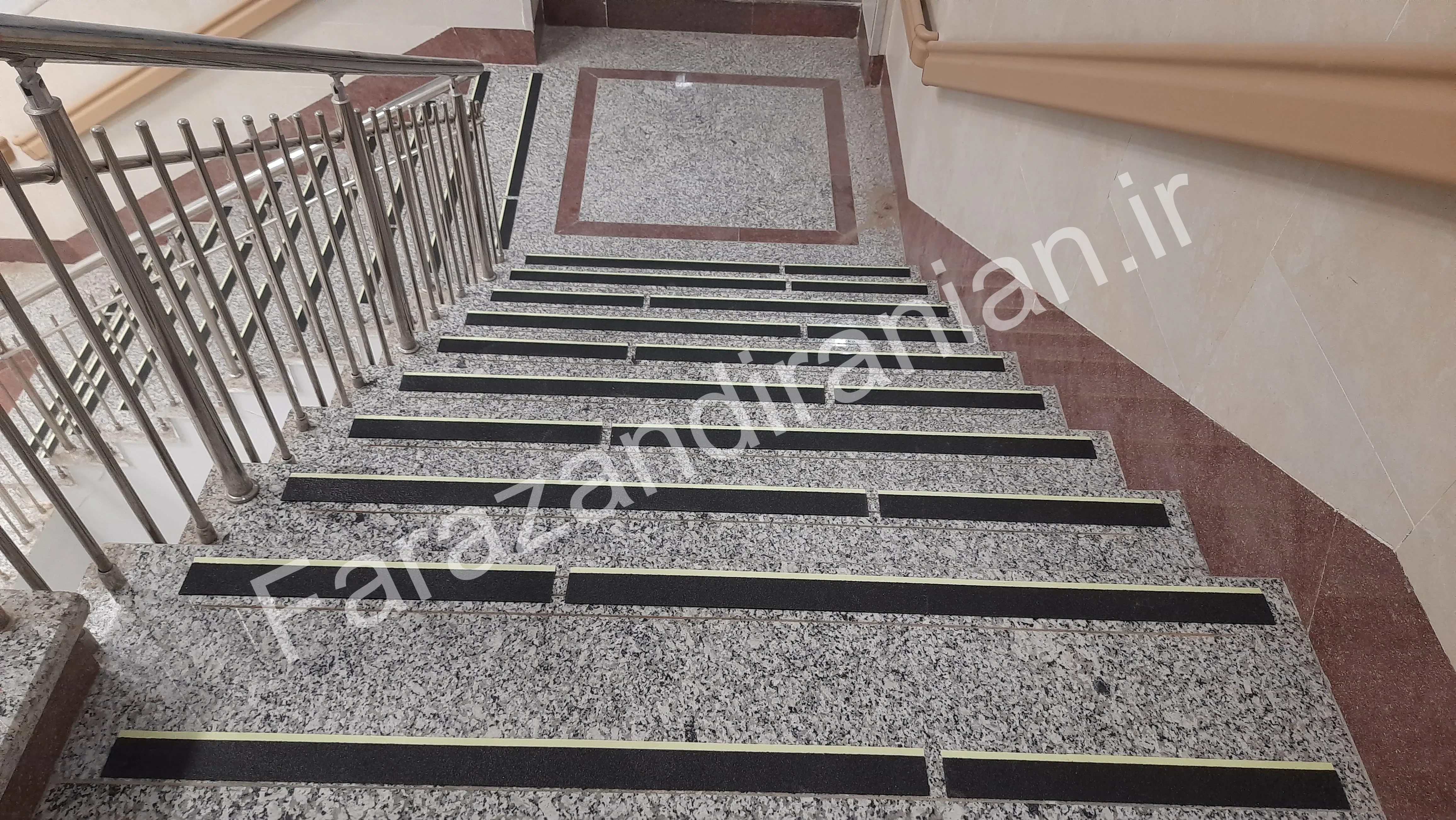 تصویر ۸ از اجرای نوار ضد لغزش در بیمارستان امام حسین تربت حیدریه