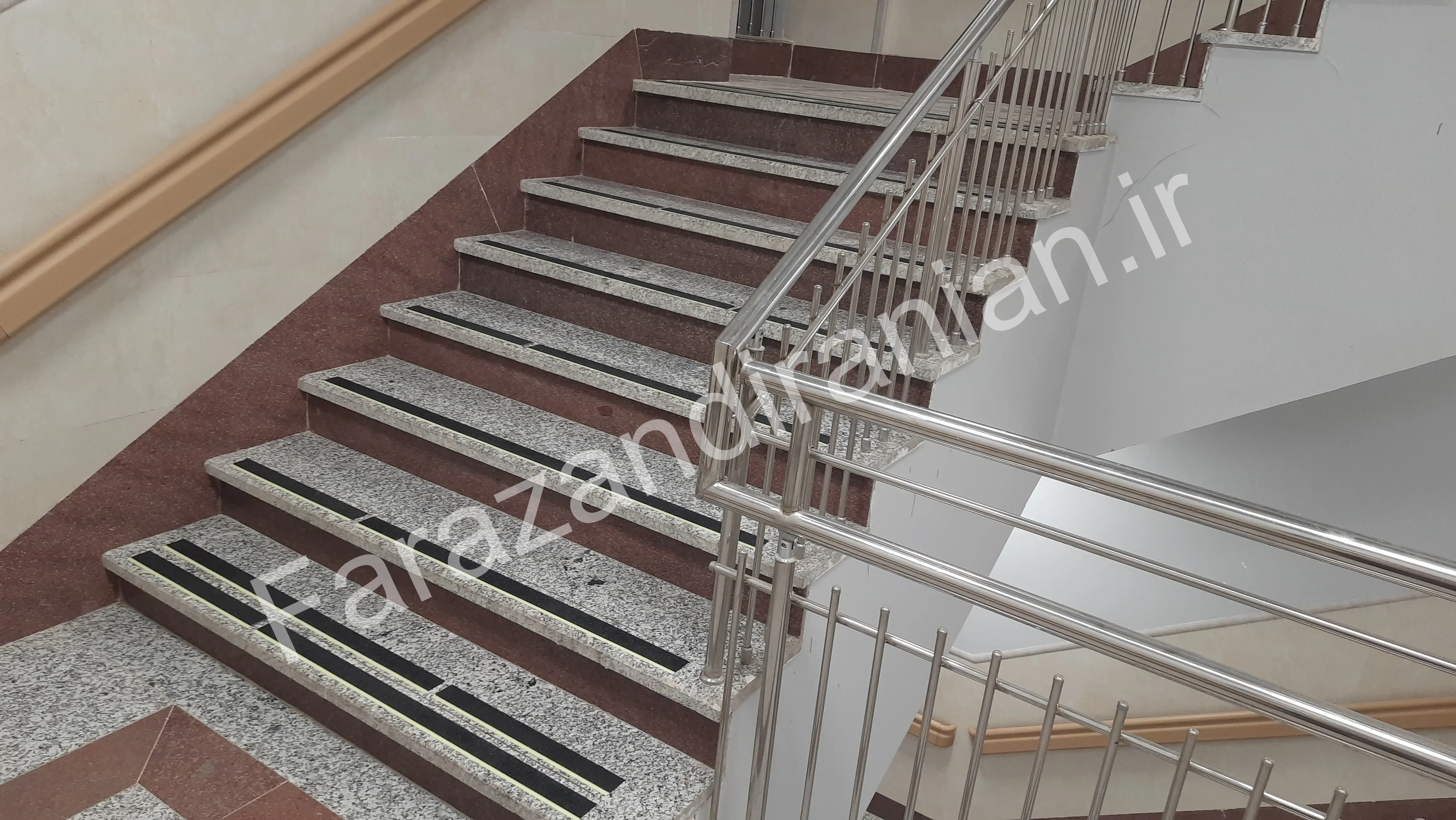 تصویر ۱۰ از اجرای نوار ضد لغزش در بیمارستان امام حسین تربت حیدریه