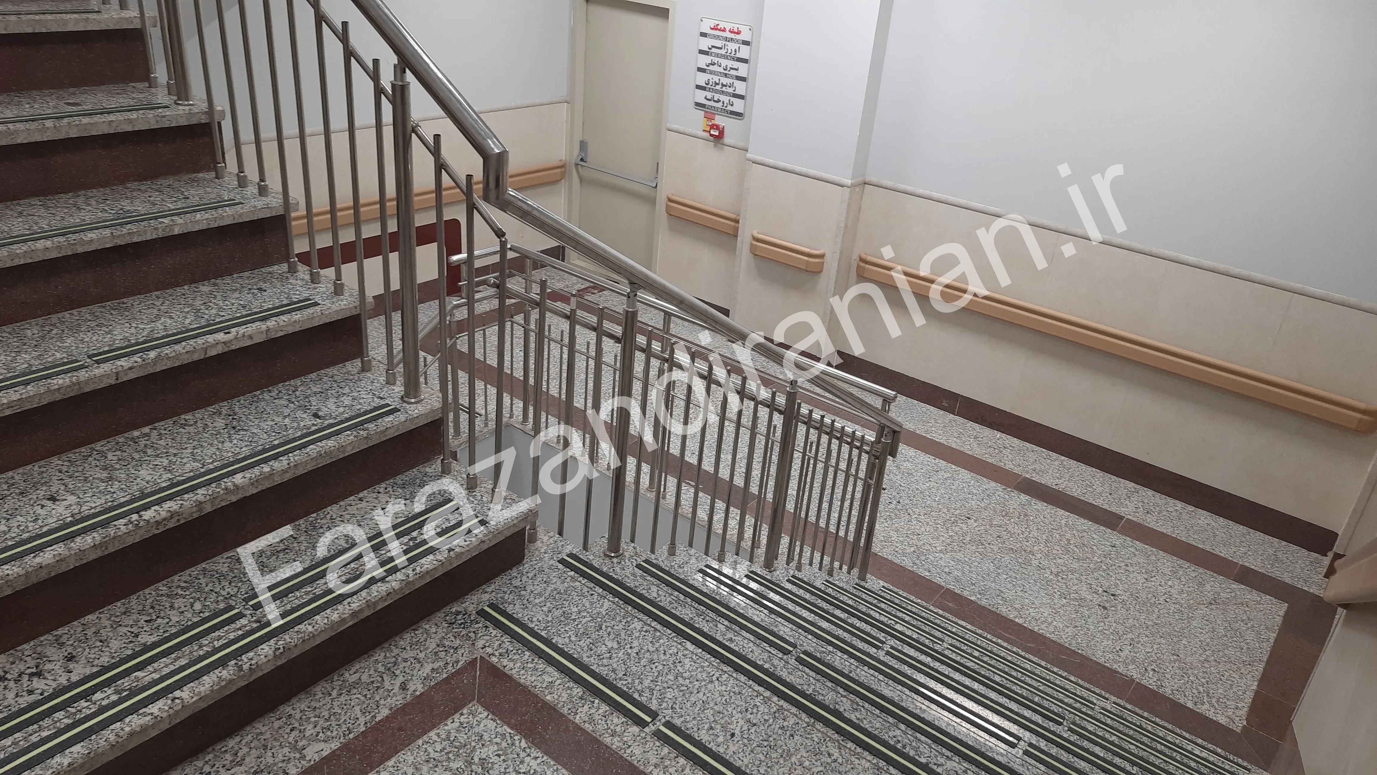 تصویر ۱۲ از اجرای نوار ضد لغزش در بیمارستان امام حسین تربت حیدریه