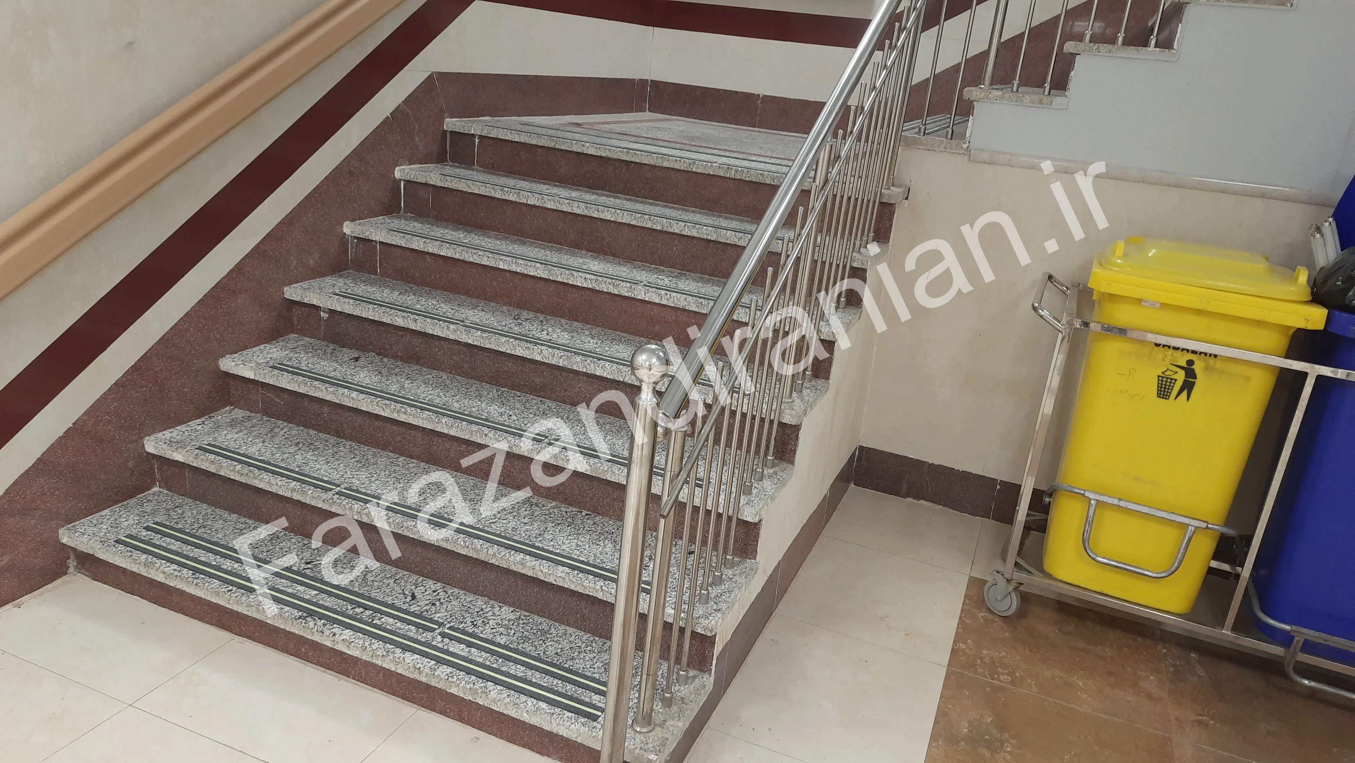 تصویر ۱۴ از اجرای نوار ضد لغزش در بیمارستان امام حسین تربت حیدریه