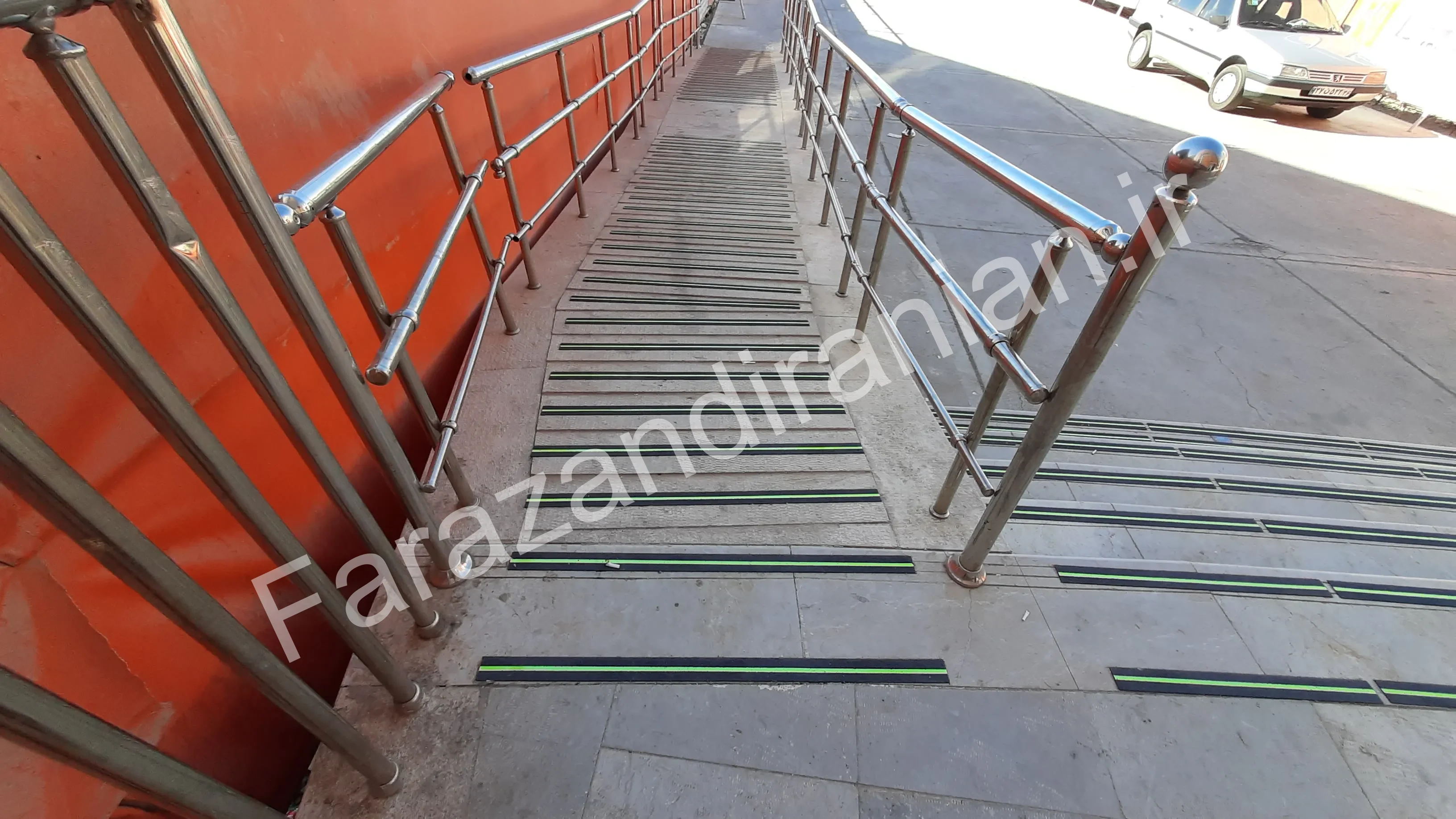 تصویر ۱۸ از اجرای نوار ضد لغزش در بیمارستان امام حسین تربت حیدریه