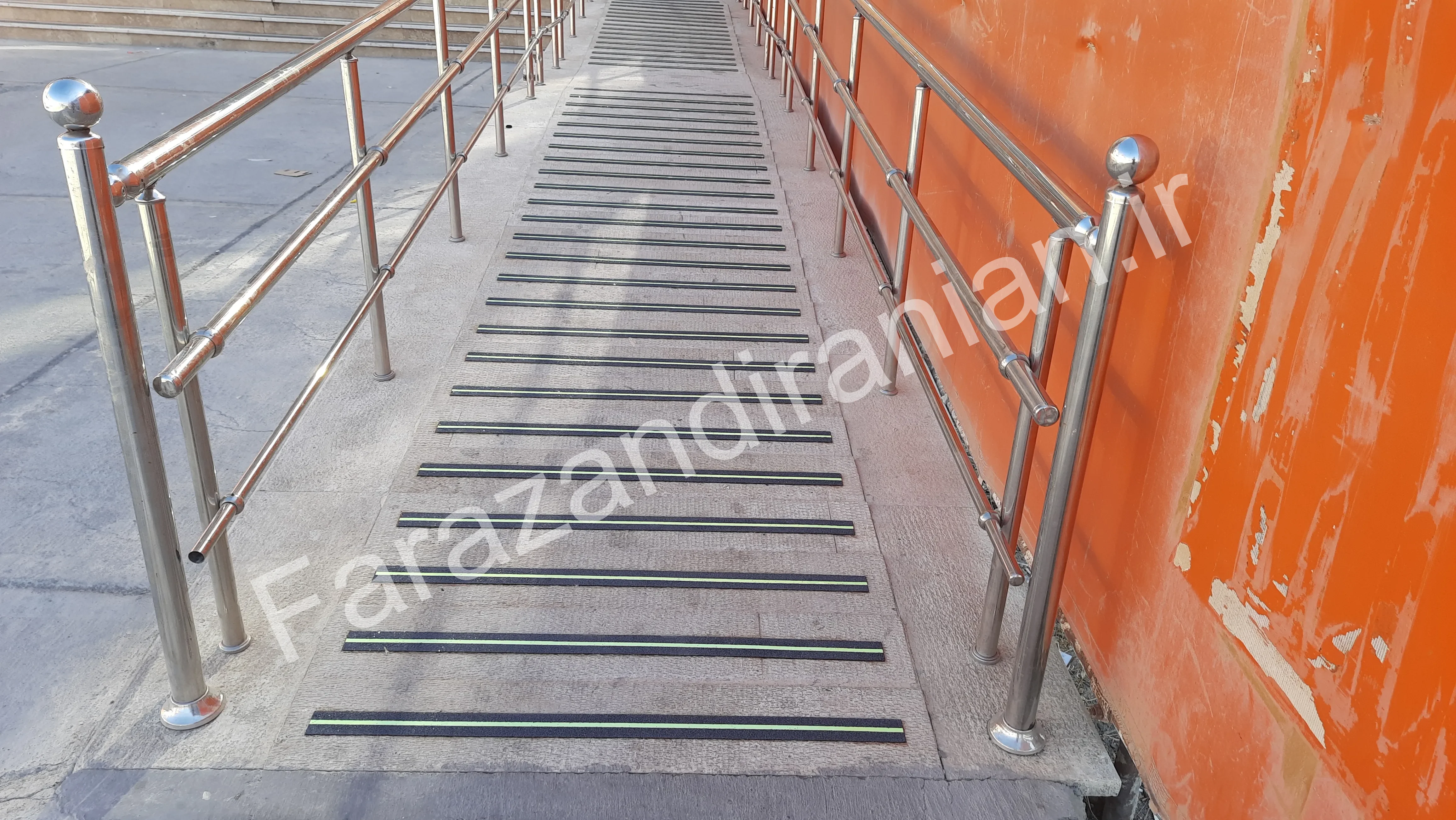 تصویر ۱۹ از اجرای نوار ضد لغزش در بیمارستان امام حسین تربت حیدریه