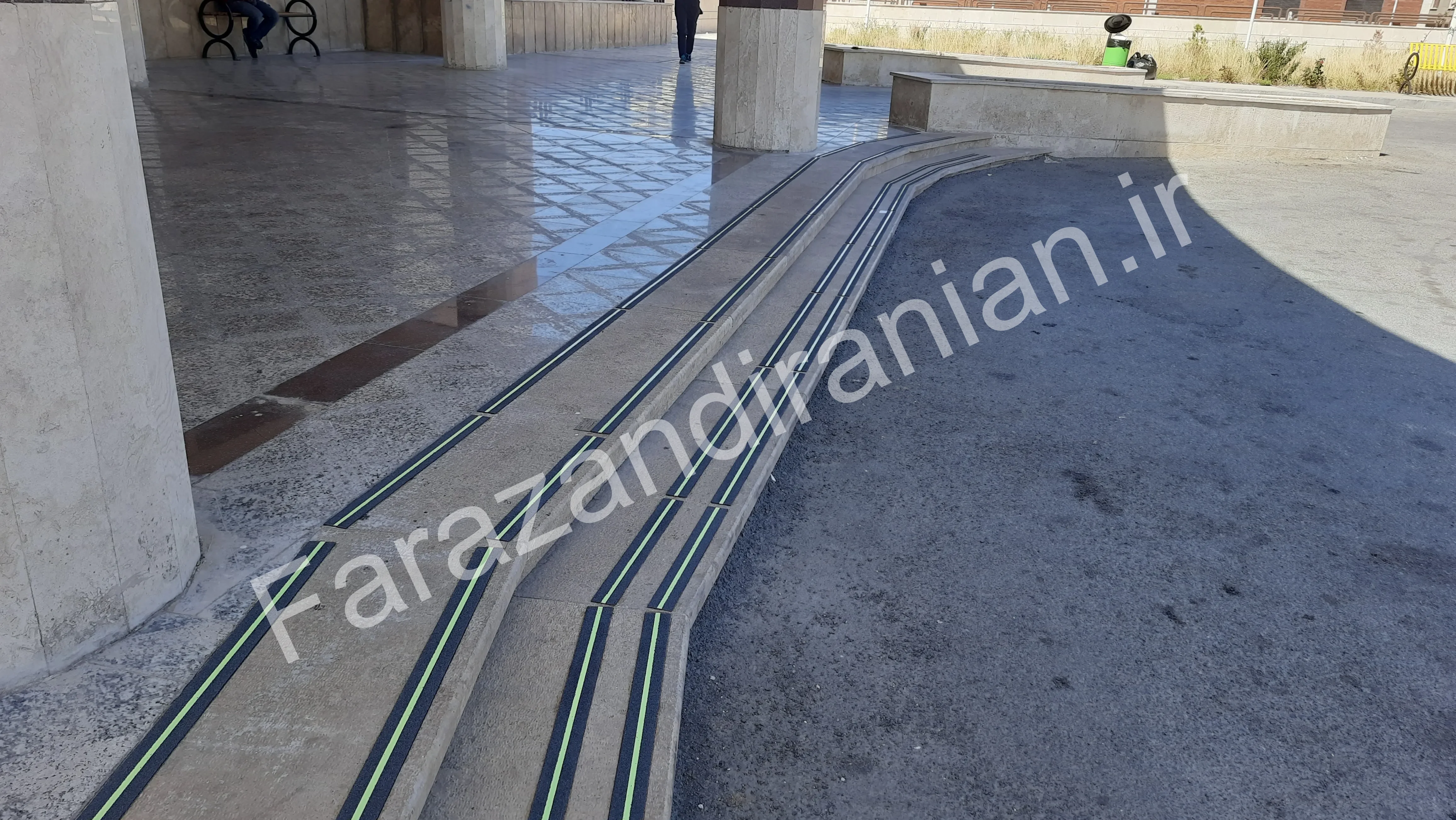 تصویر ۲۰ از اجرای نوار ضد لغزش در بیمارستان امام حسین تربت حیدریه