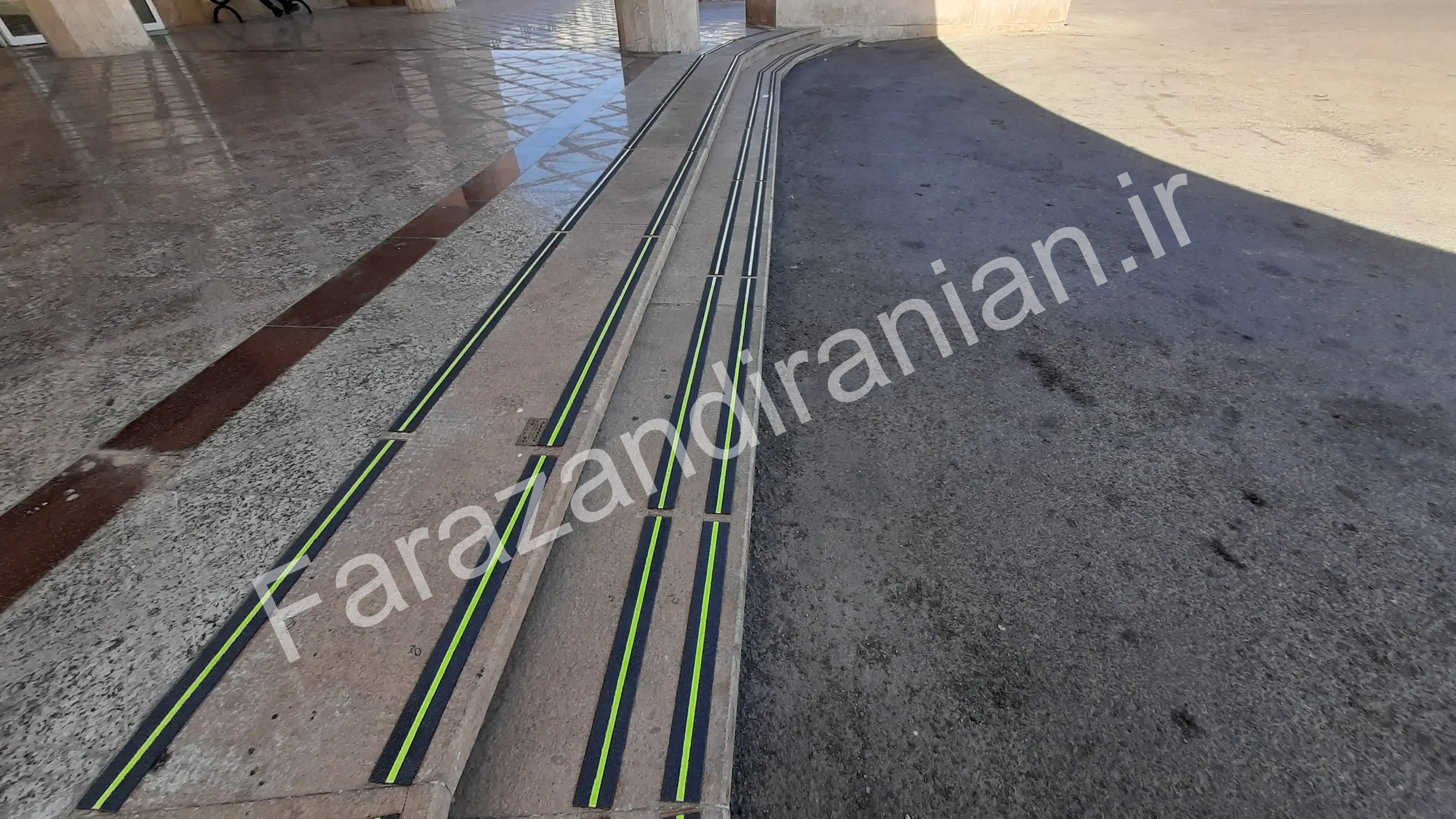 تصویر ۲۱ از اجرای نوار ضد لغزش در بیمارستان امام حسین تربت حیدریه