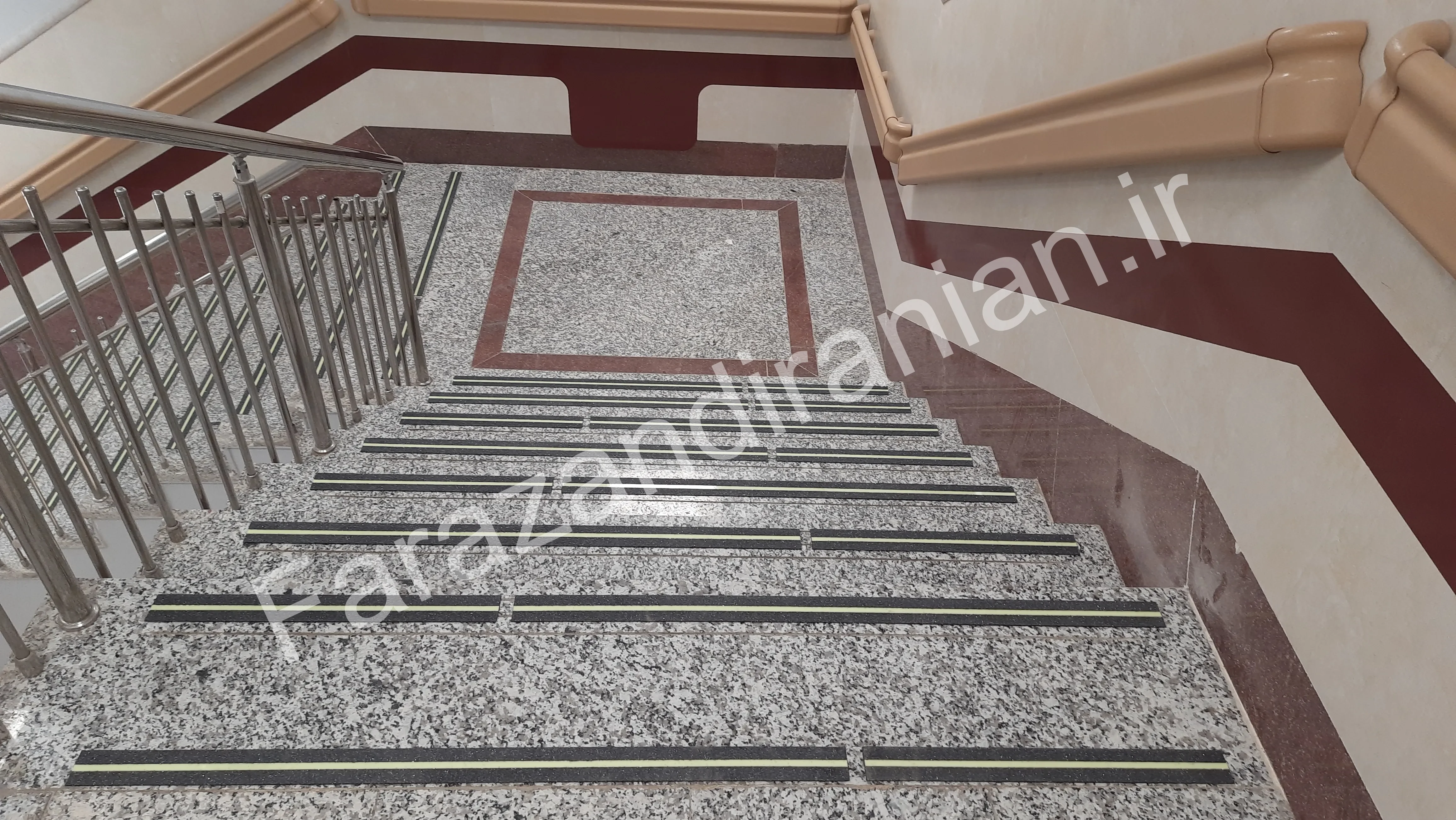 تصویر ۲۳ از اجرای نوار ضد لغزش در بیمارستان امام حسین تربت حیدریه