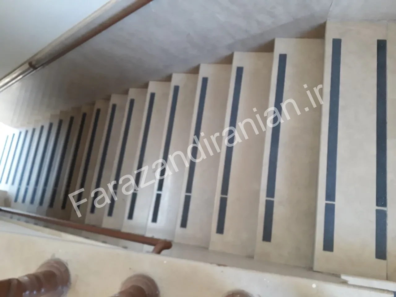 تصویر ۵ از اجرای نوار ضد لغزش در اداره آموزش و پرورش اصفهان