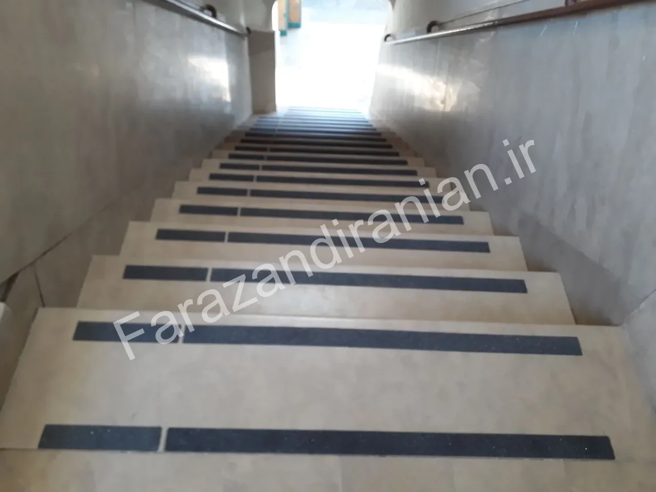 تصویر ۶ از اجرای نوار ضد لغزش در اداره آموزش و پرورش اصفهان