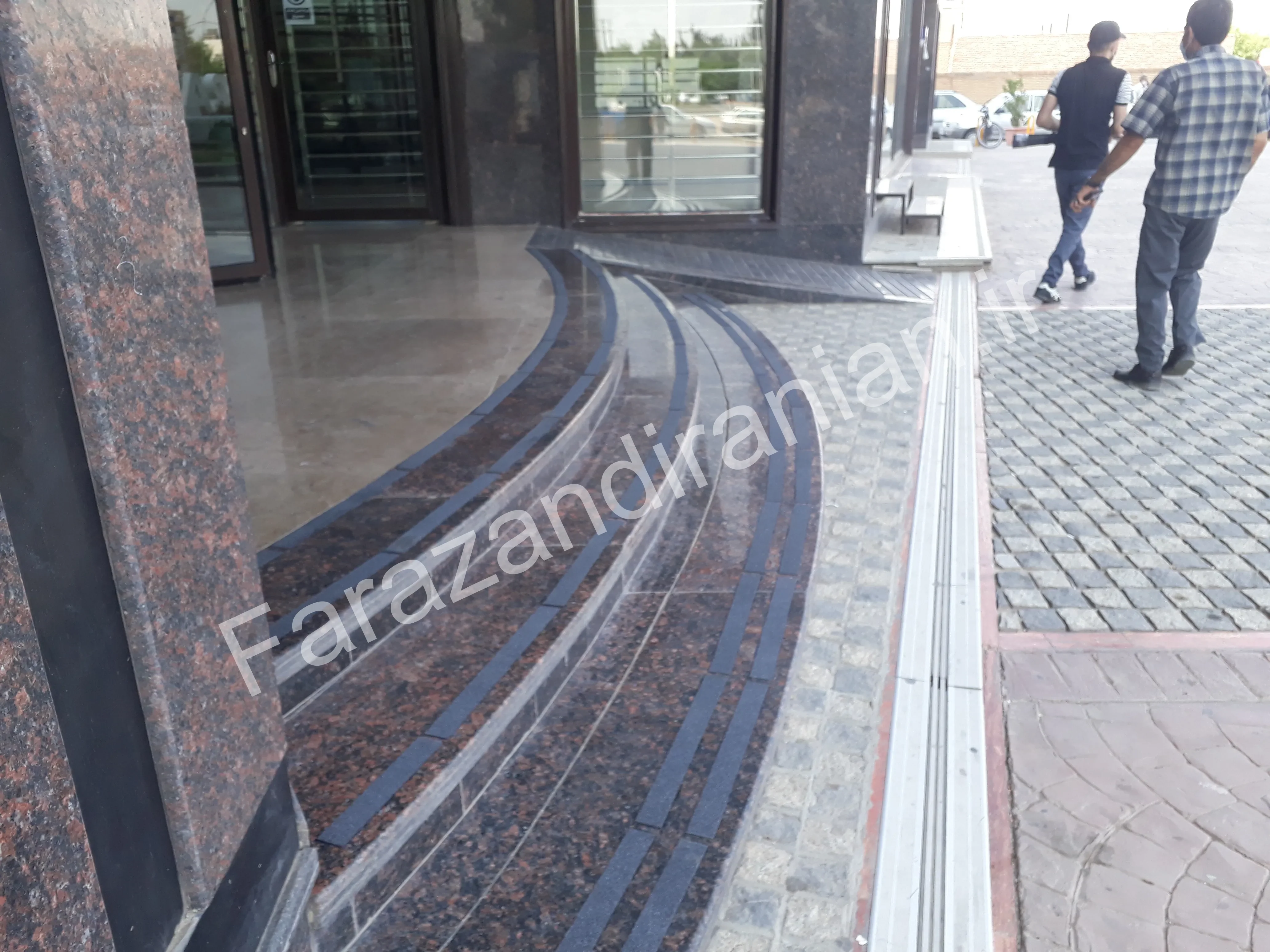 تصویر ۳ از اجرای نوار ضد لغزش در برج تجاری اول کرمان