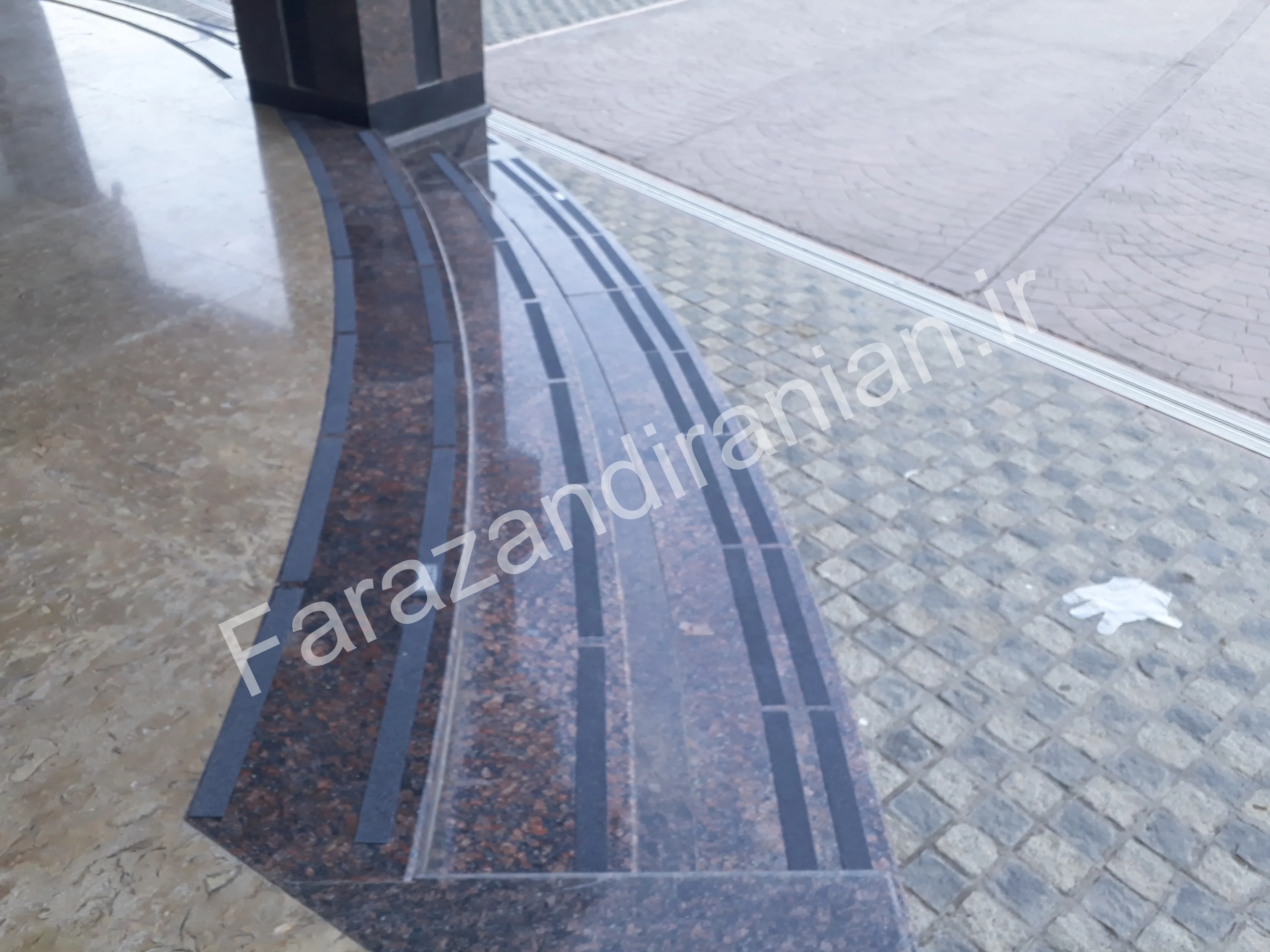 تصویر ۴ از اجرای نوار ضد لغزش در برج تجاری اول کرمان