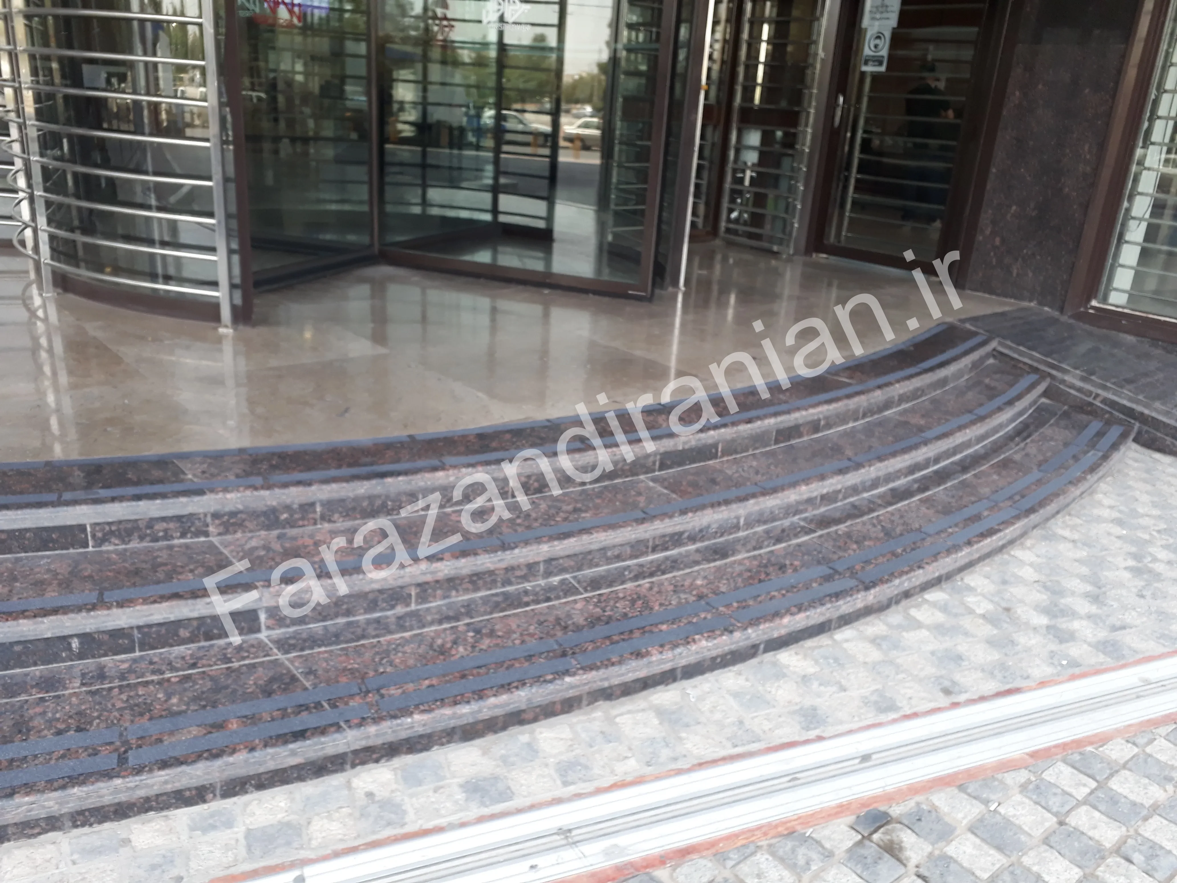 تصویر ۶ از اجرای نوار ضد لغزش در برج تجاری اول کرمان