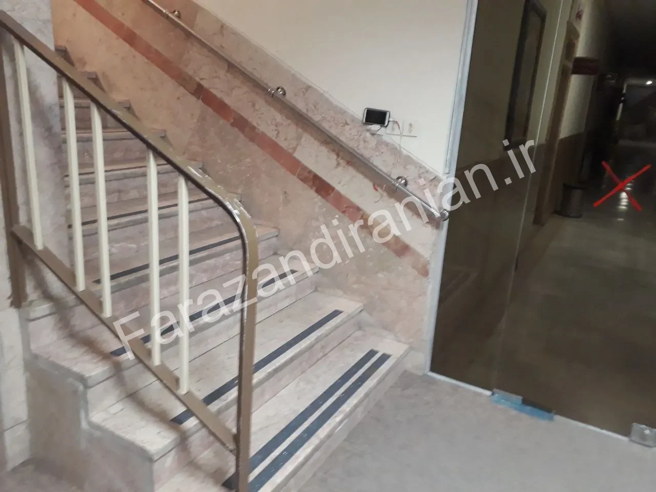تصویر ۲ از اجرای نوار ضد لغزش در اداره کل آموزش و پرورش استان کرمان