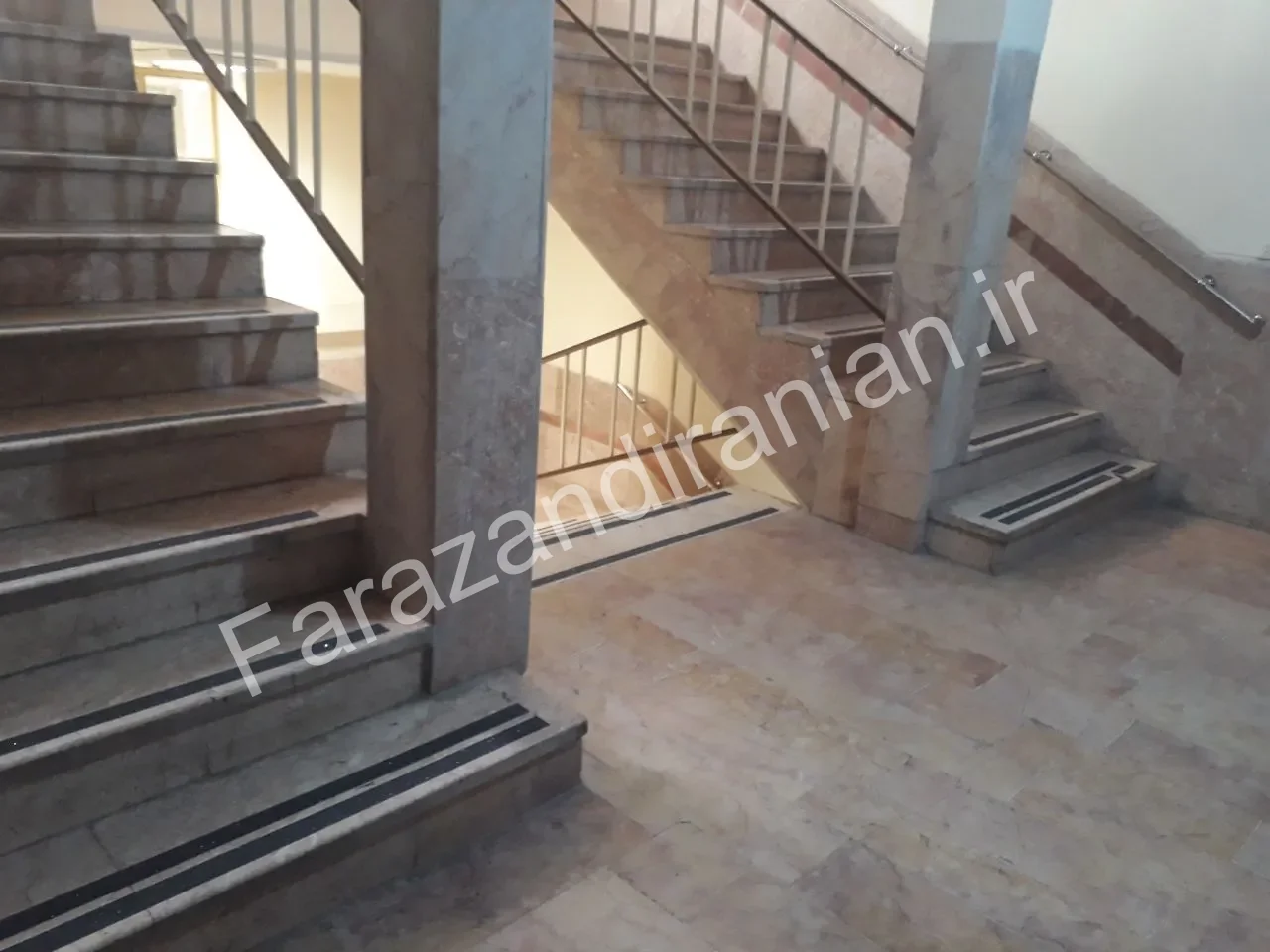 تصویر ۳ از اجرای نوار ضد لغزش در اداره کل آموزش و پرورش استان کرمان