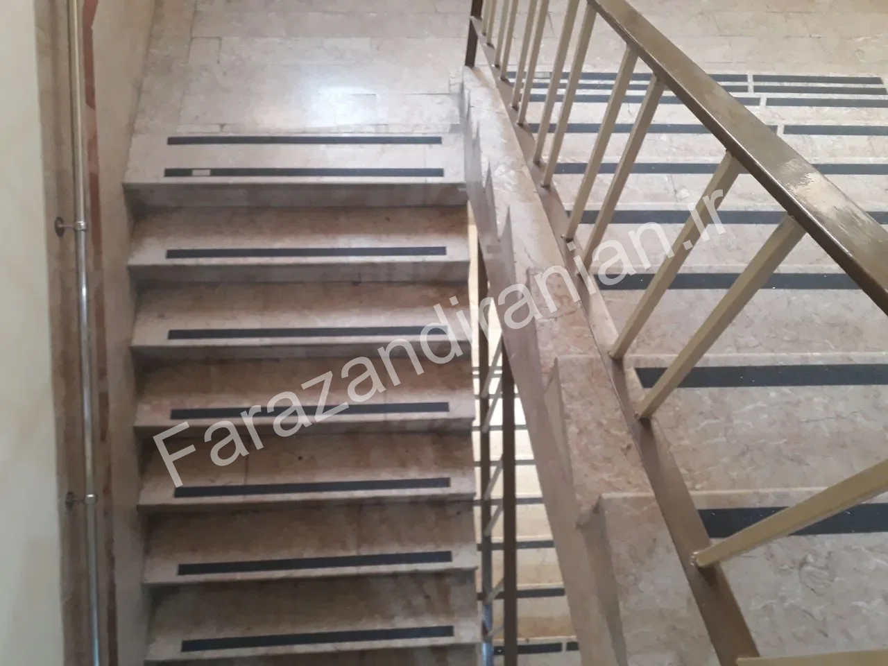 تصویر ۴ از اجرای نوار ضد لغزش در اداره کل آموزش و پرورش استان کرمان