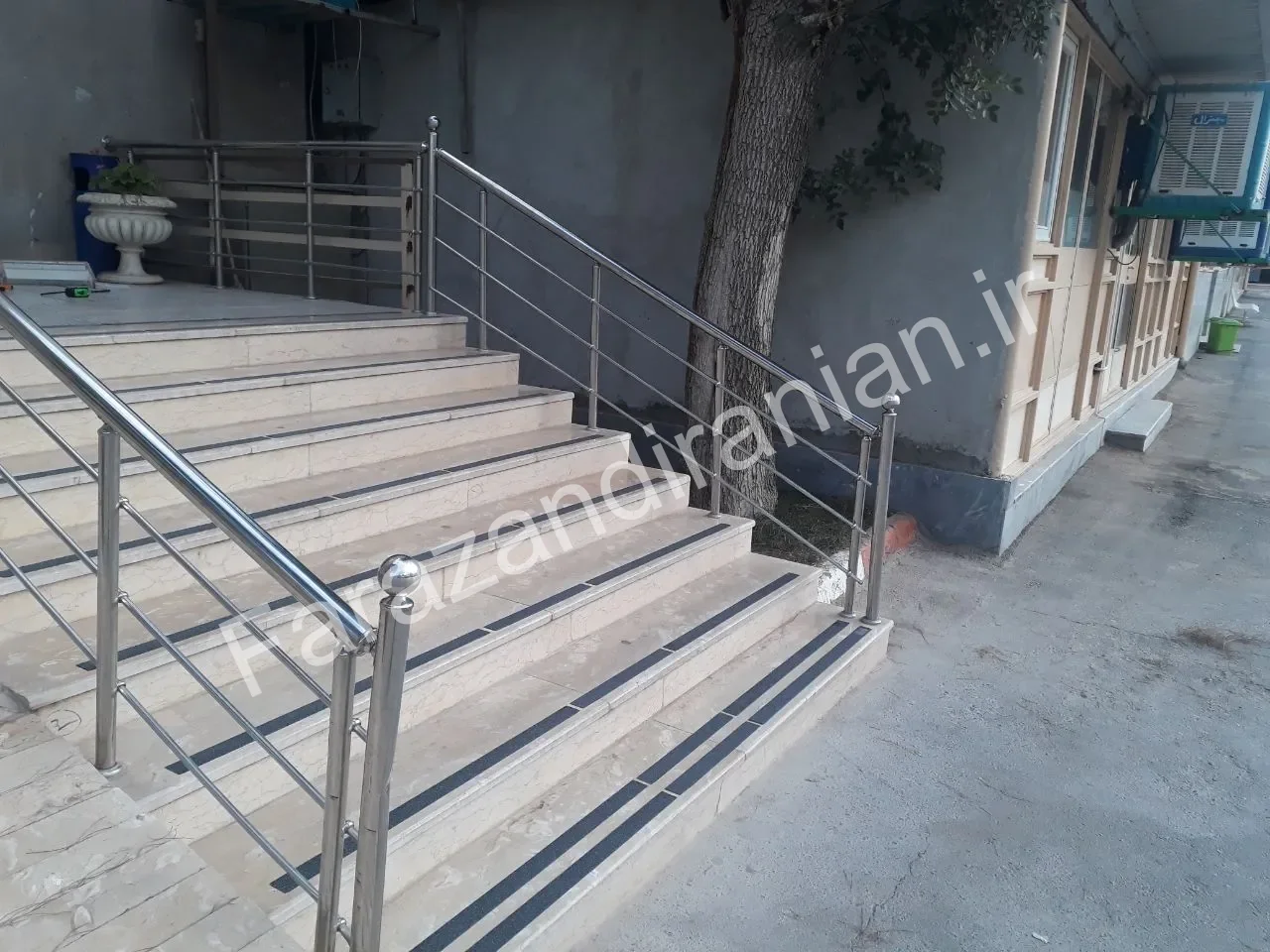 تصویر ۶ از اجرای نوار ضد لغزش در اداره کل آموزش و پرورش استان کرمان