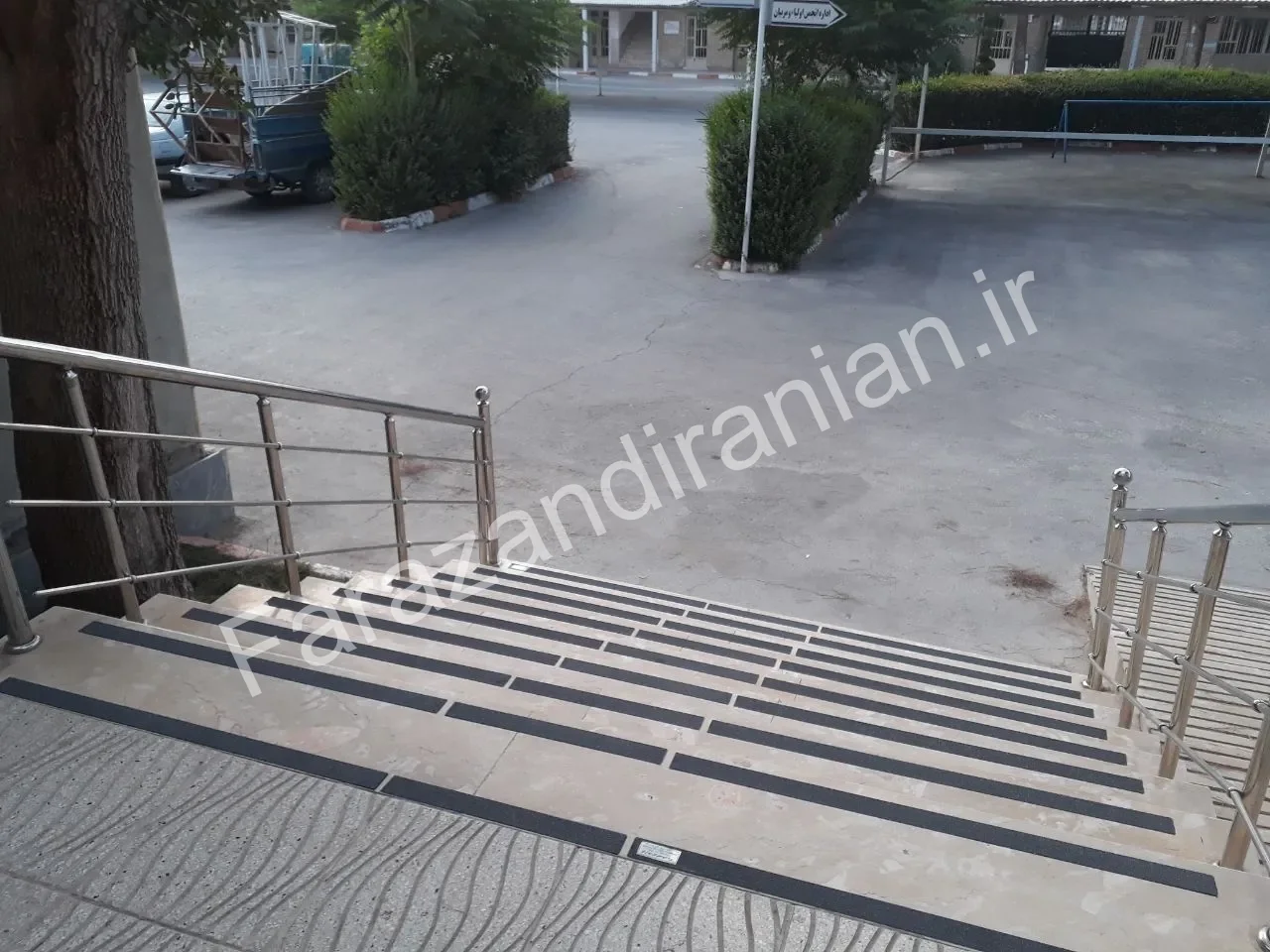 تصویر ۷ از اجرای نوار ضد لغزش در اداره کل آموزش و پرورش استان کرمان