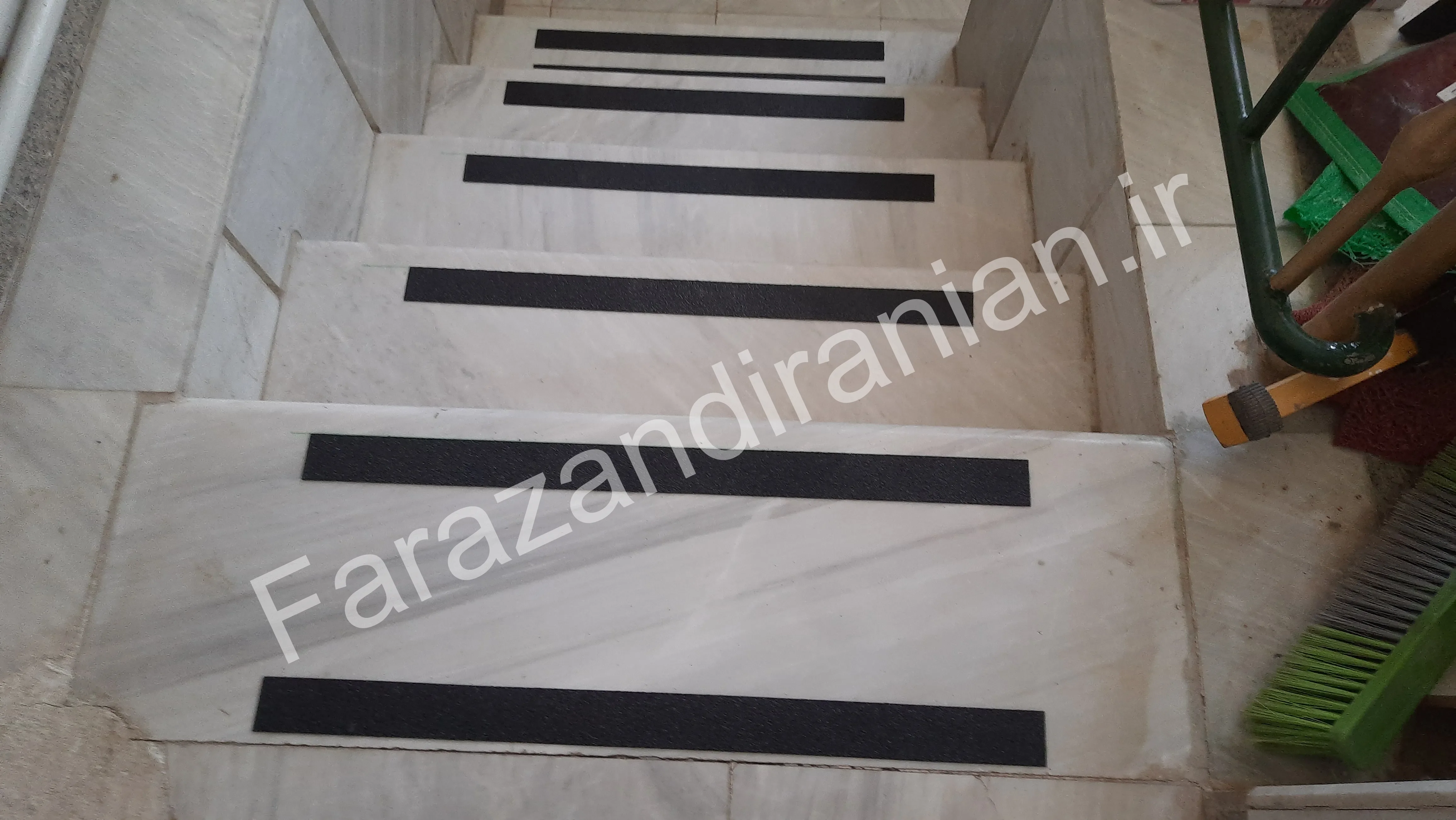 تصویر ۲ از اجرای نوار ضد لغزش در بانک کشاورزی باخرز