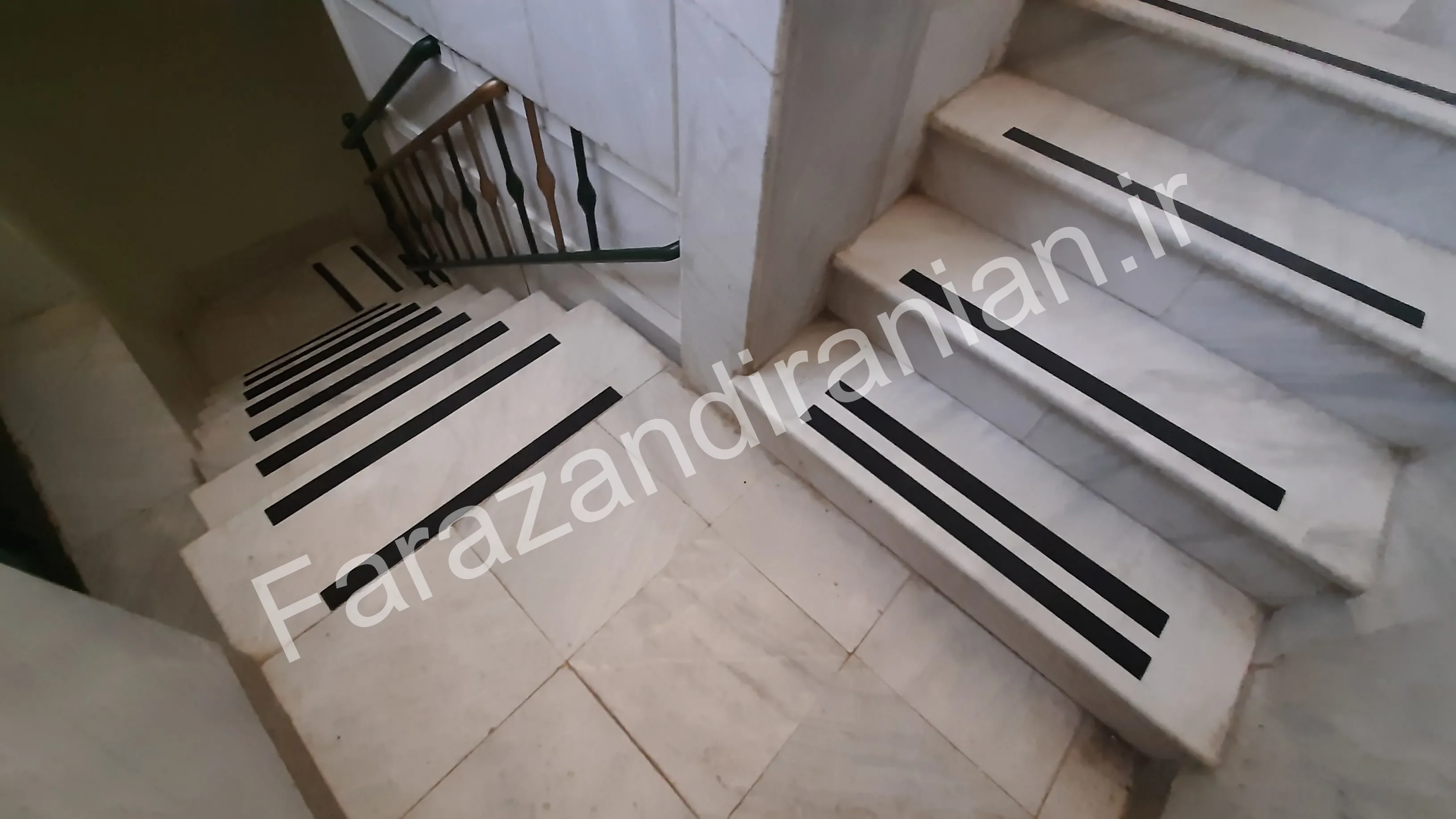 تصویر ۳ از اجرای نوار ضد لغزش در بانک کشاورزی باخرز