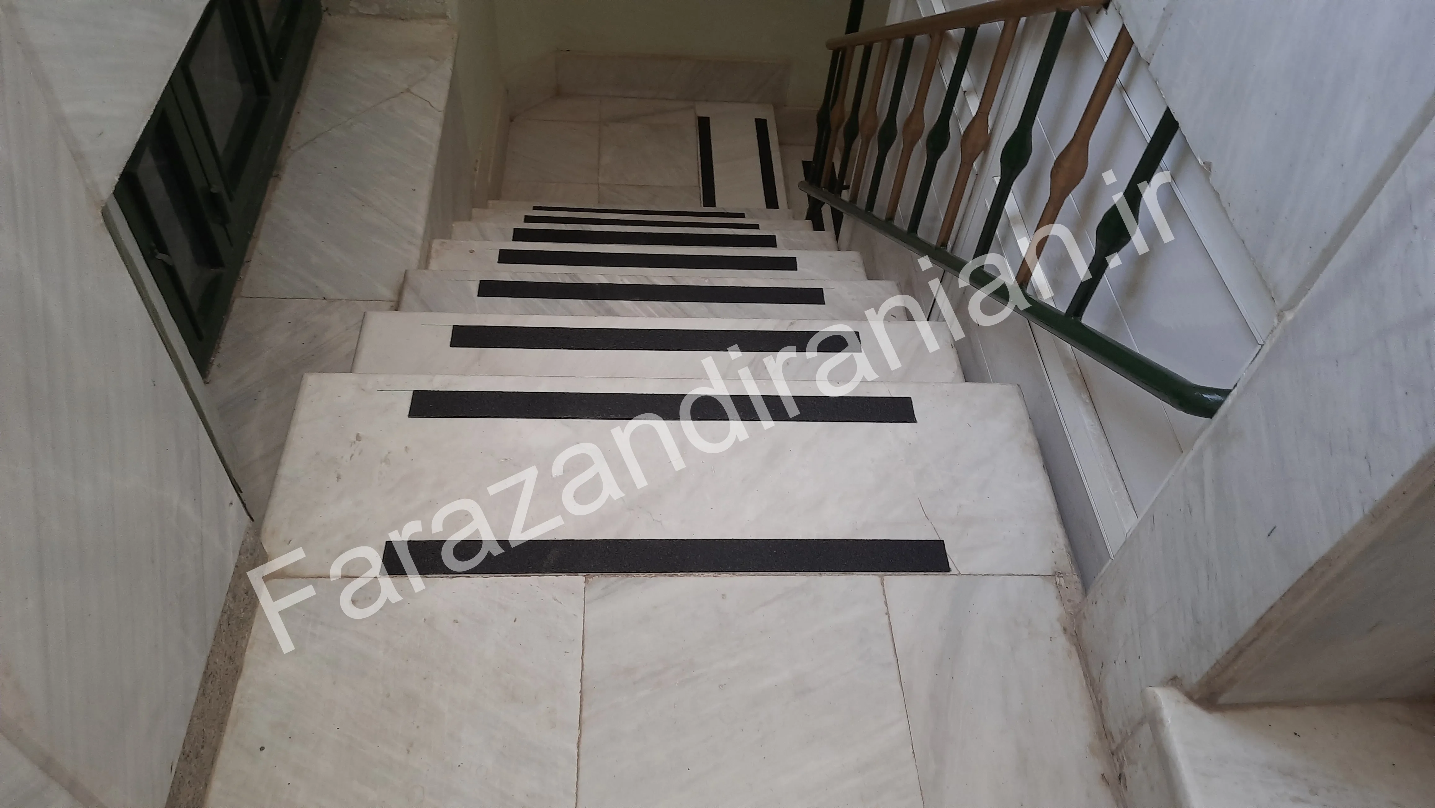 تصویر ۴ از اجرای نوار ضد لغزش در بانک کشاورزی باخرز