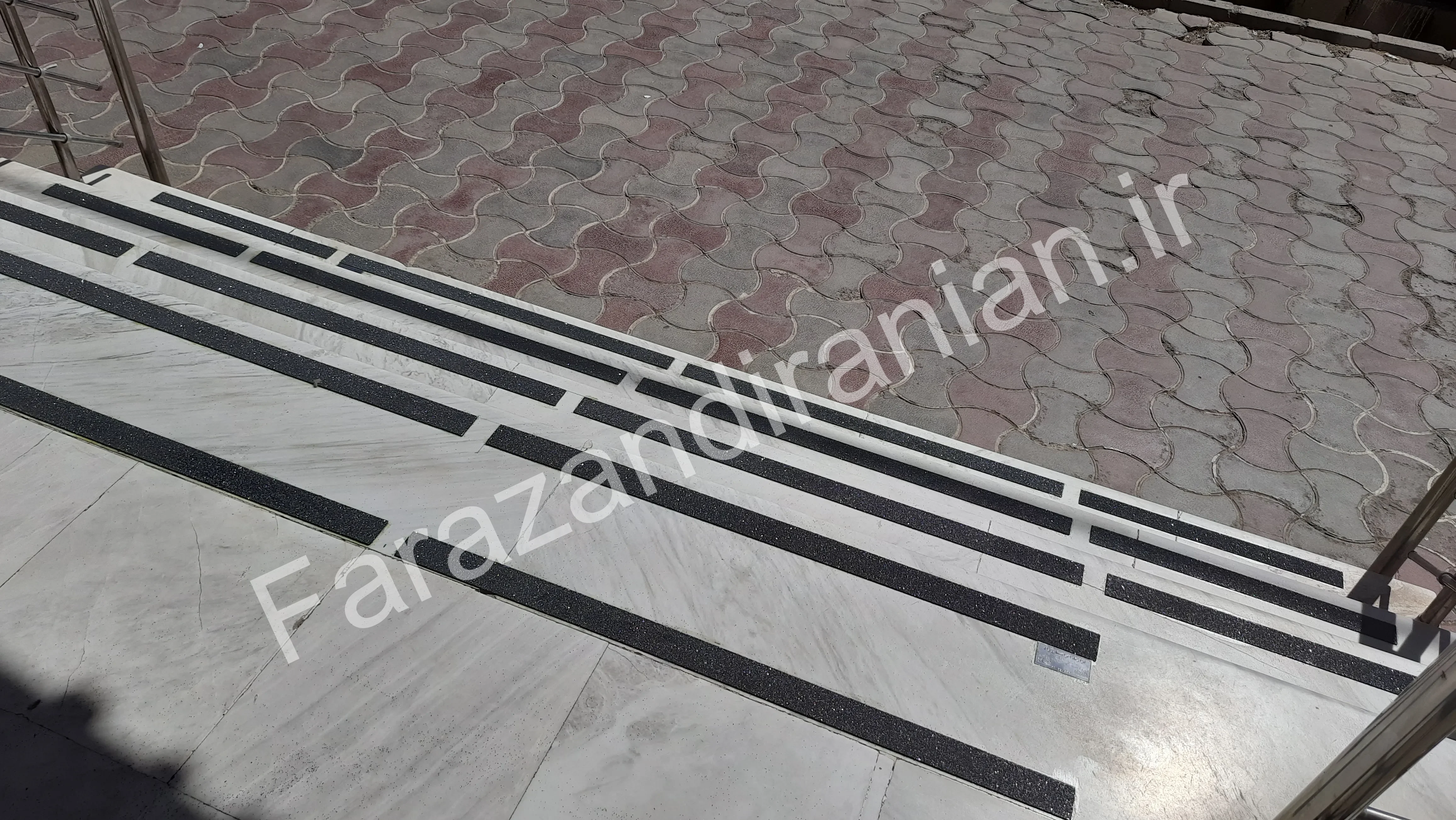 تصویر ۵ از اجرای نوار ضد لغزش در بانک کشاورزی باخرز