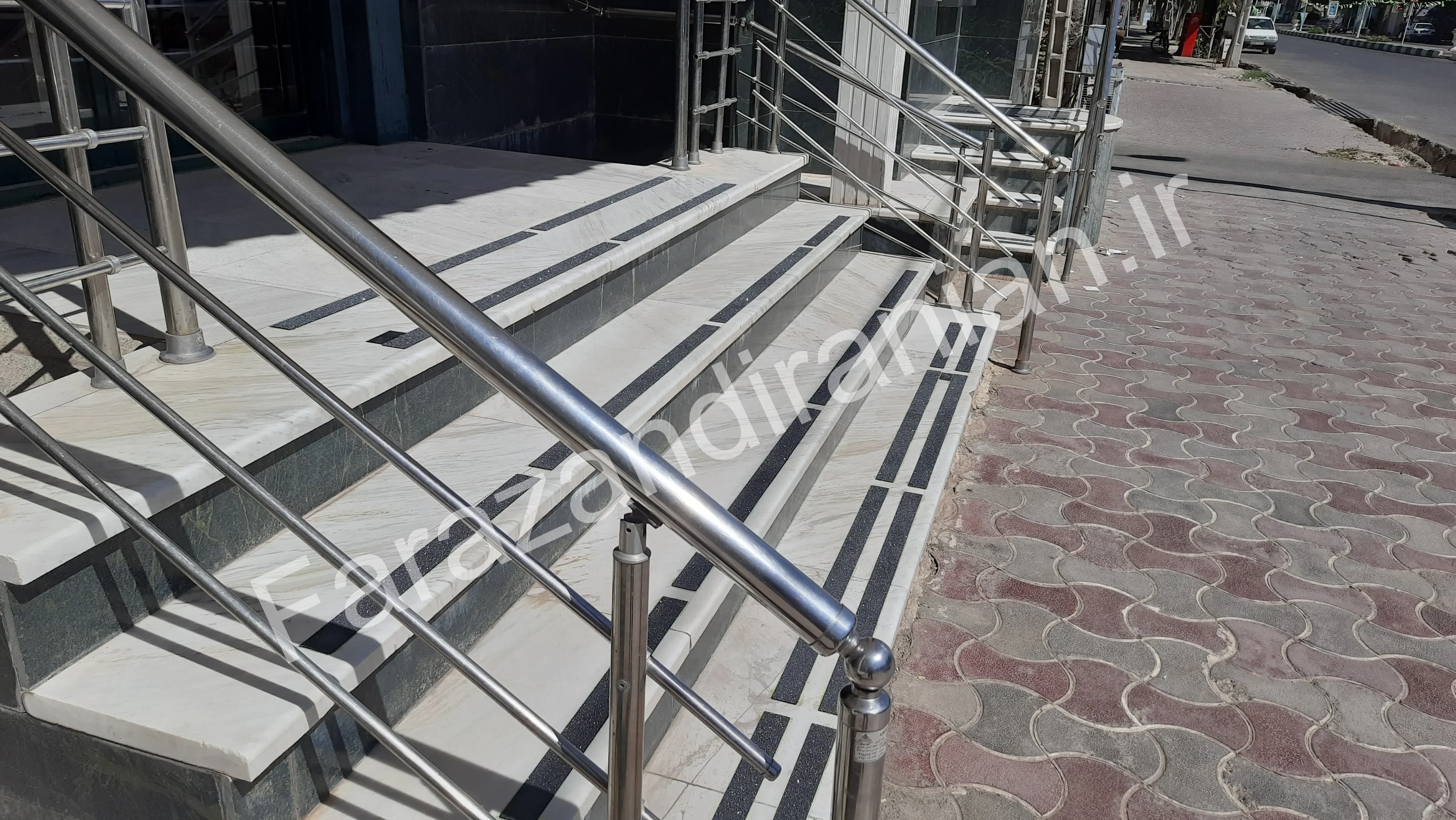 تصویر ۶ از اجرای نوار ضد لغزش در بانک کشاورزی باخرز