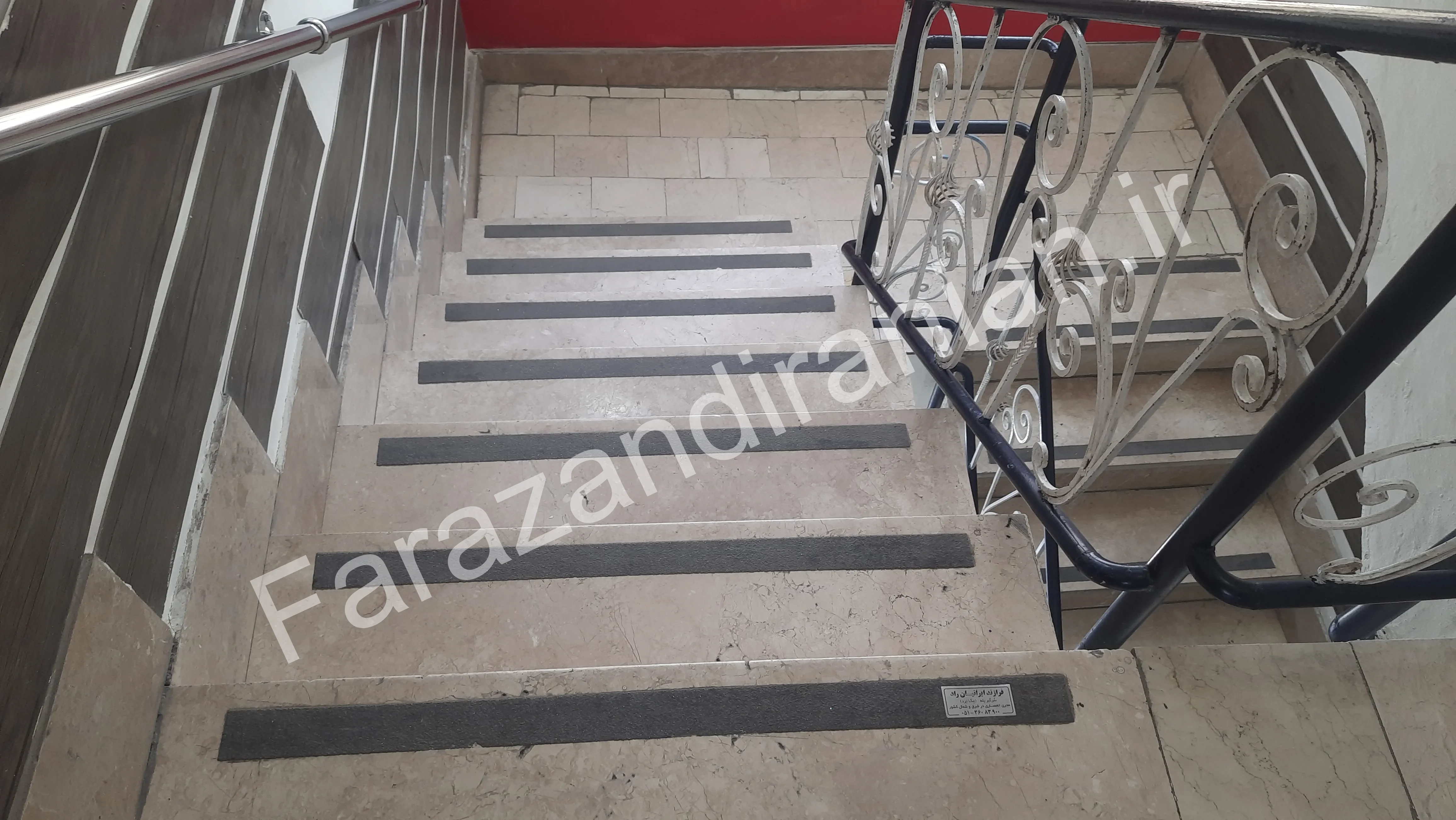 تصویر ۲ از اجرای نوار ضد لغزش در آموزشگاه زبان کیش نوین، خیابان چمن