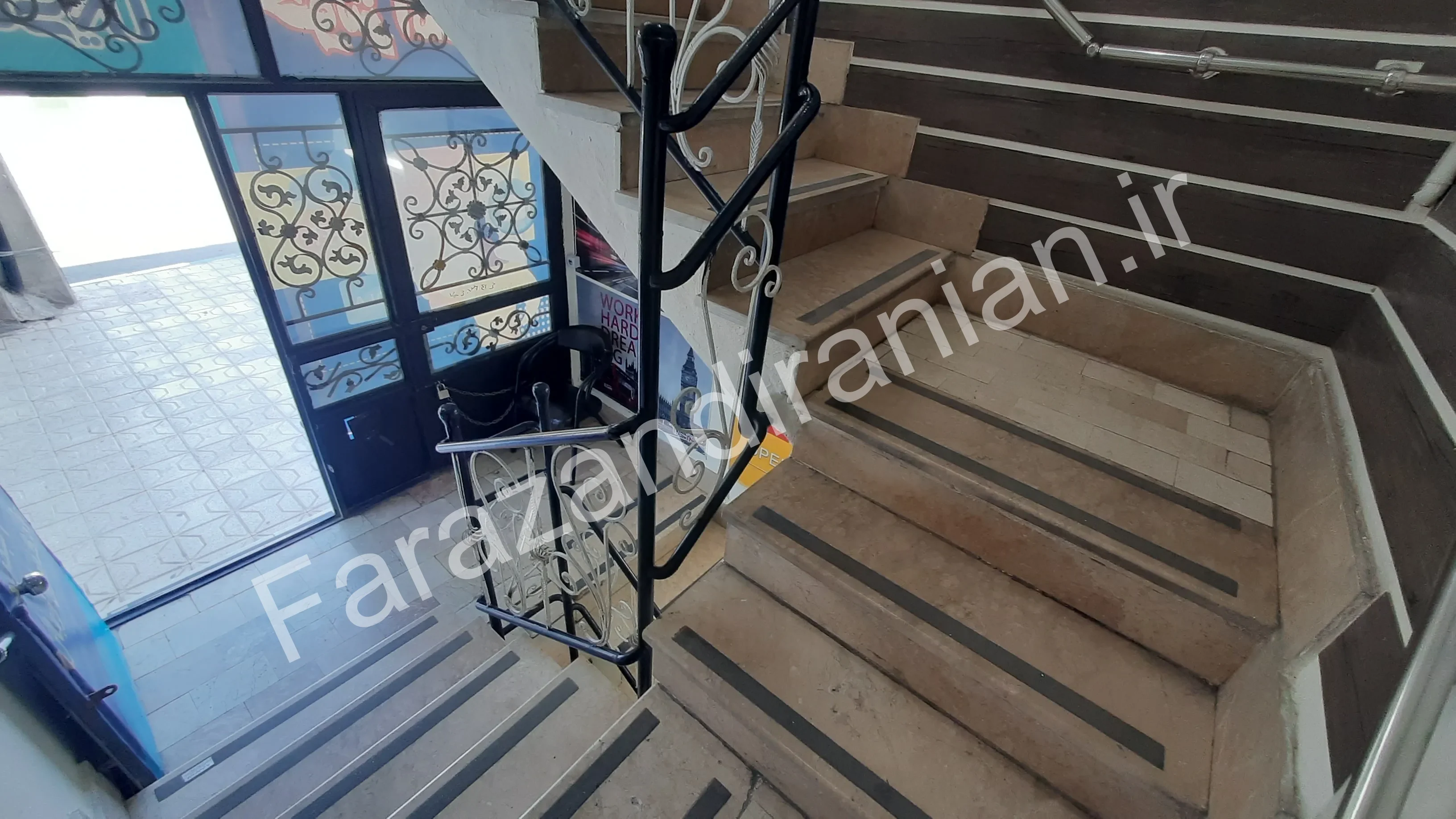 تصویر ۵ از اجرای نوار ضد لغزش در آموزشگاه زبان کیش نوین، خیابان چمن