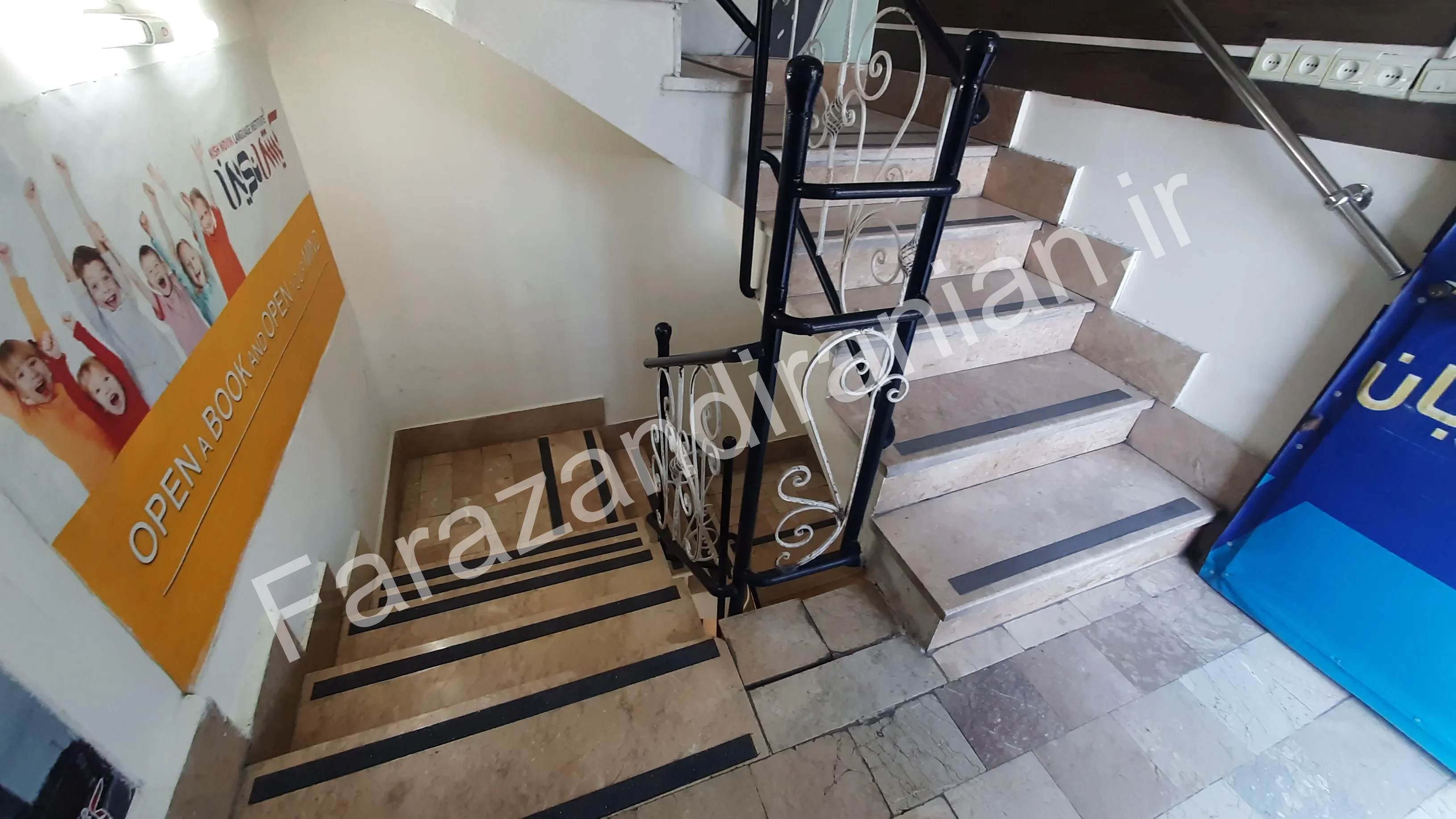 تصویر ۶ از اجرای نوار ضد لغزش در آموزشگاه زبان کیش نوین، خیابان چمن