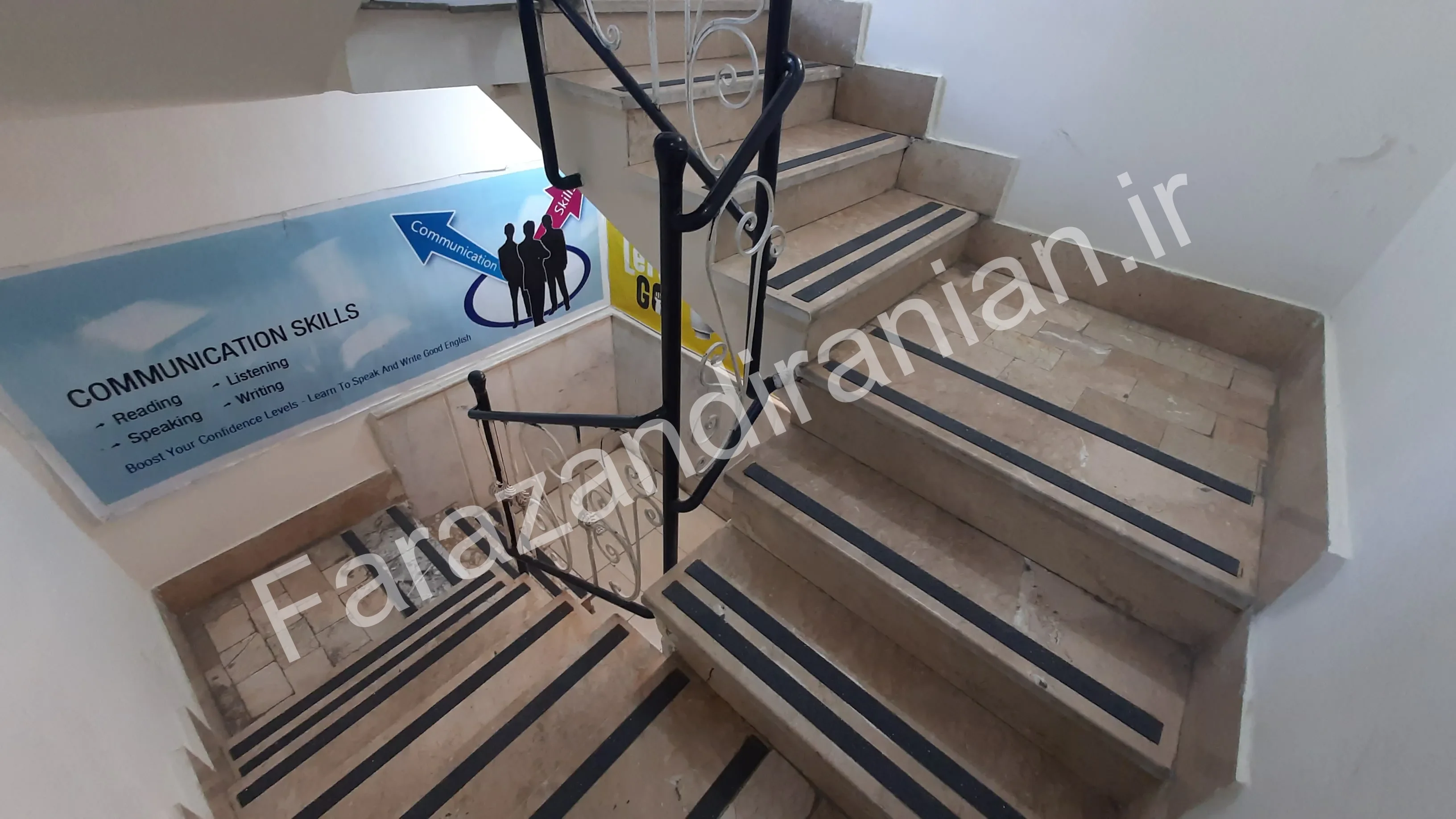 تصویر ۷ از اجرای نوار ضد لغزش در آموزشگاه زبان کیش نوین، خیابان چمن