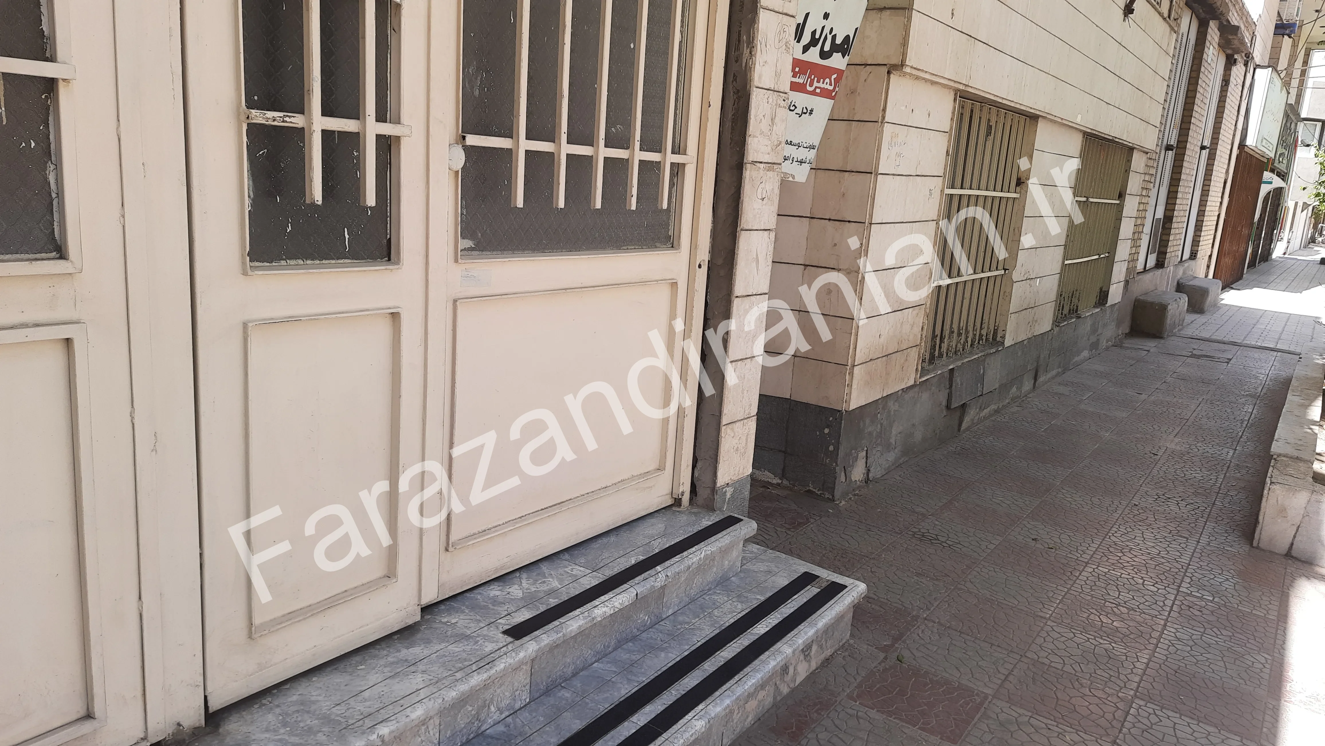 تصویر ۲ از اجرای نوار ضد لغزش در بنیاد شهید منطقه ۳