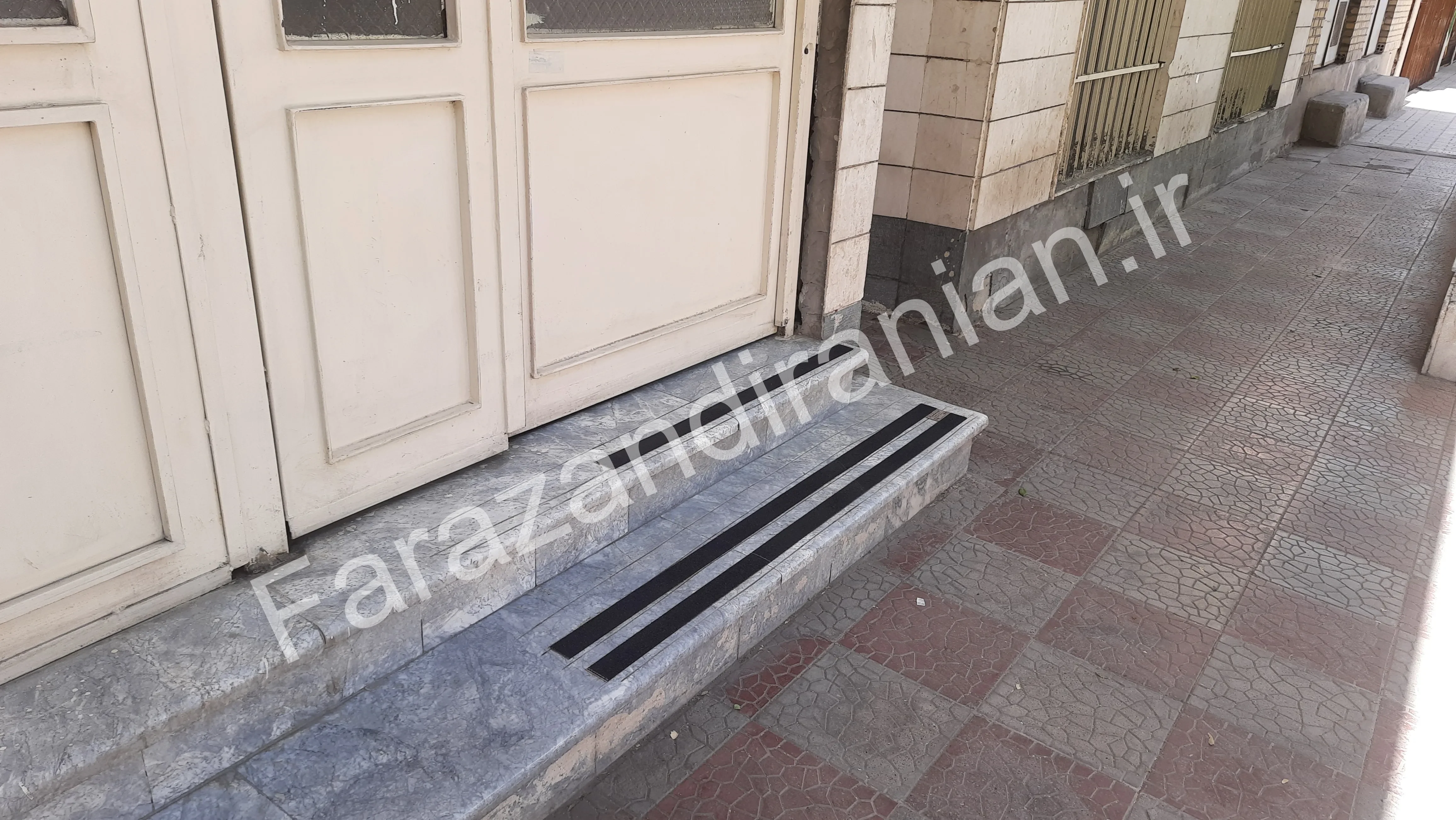تصویر ۳ از اجرای نوار ضد لغزش در بنیاد شهید منطقه ۳