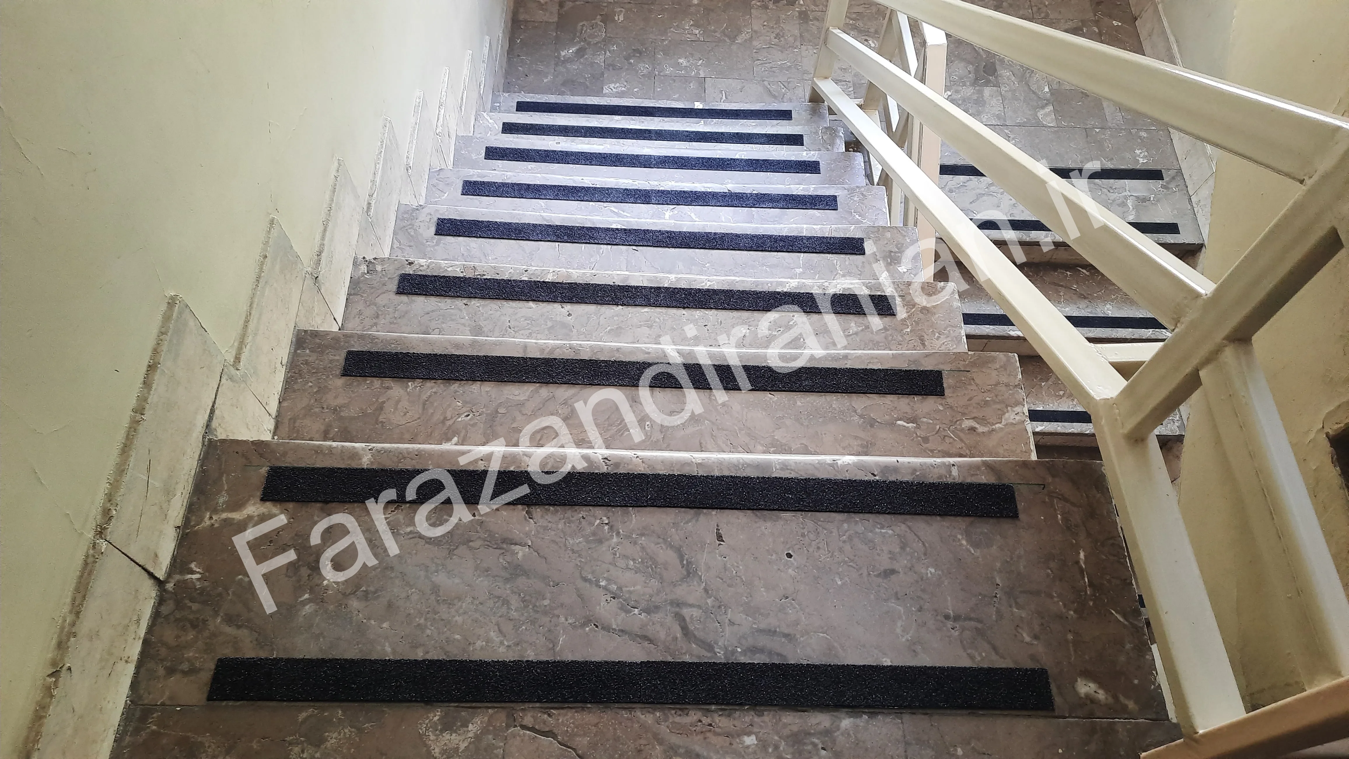 تصویر ۸ از اجرای نوار ضد لغزش در بنیاد شهید منطقه ۳