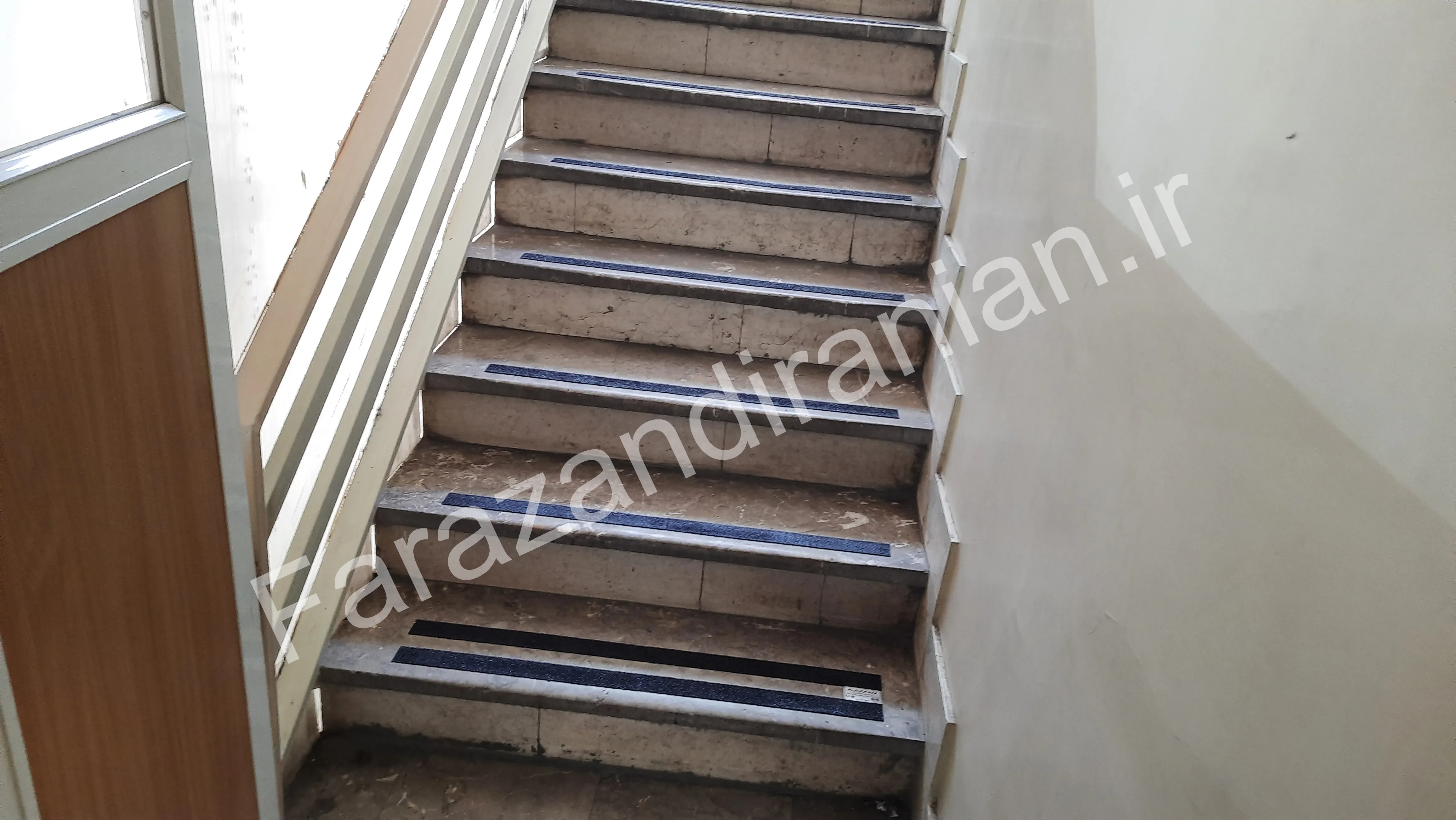 تصویر ۹ از اجرای نوار ضد لغزش در بنیاد شهید منطقه ۳
