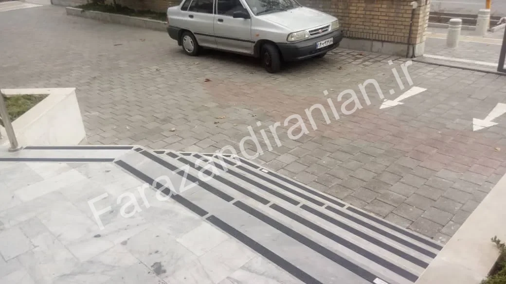 تصویر ۳ از اجرای نوار ضد لغزش در اداره برق منطقه ۴ مشهد