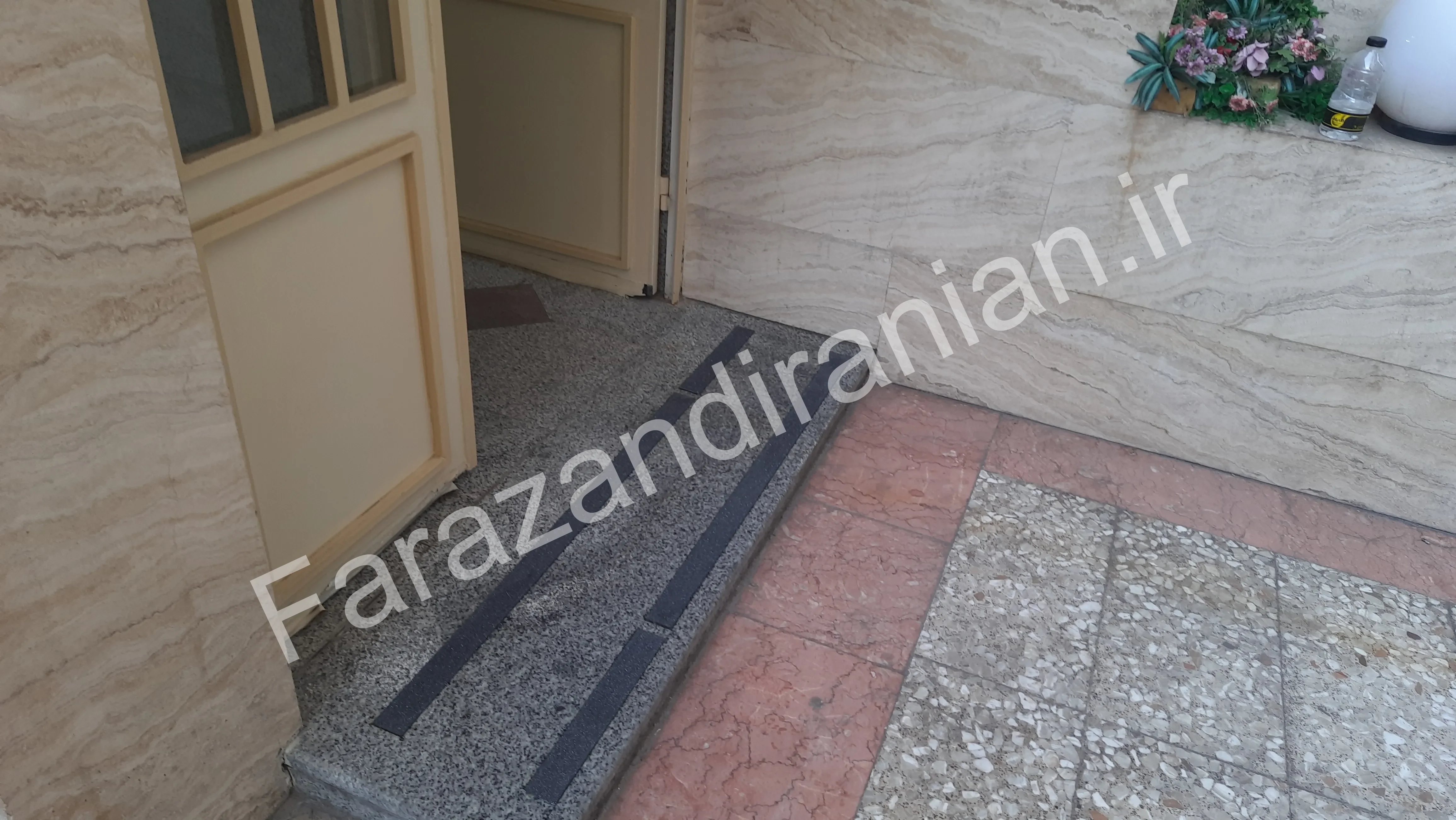 تصویر ۲ از اجرای نوار ضد لغزش در اتاق اصناف مشهد