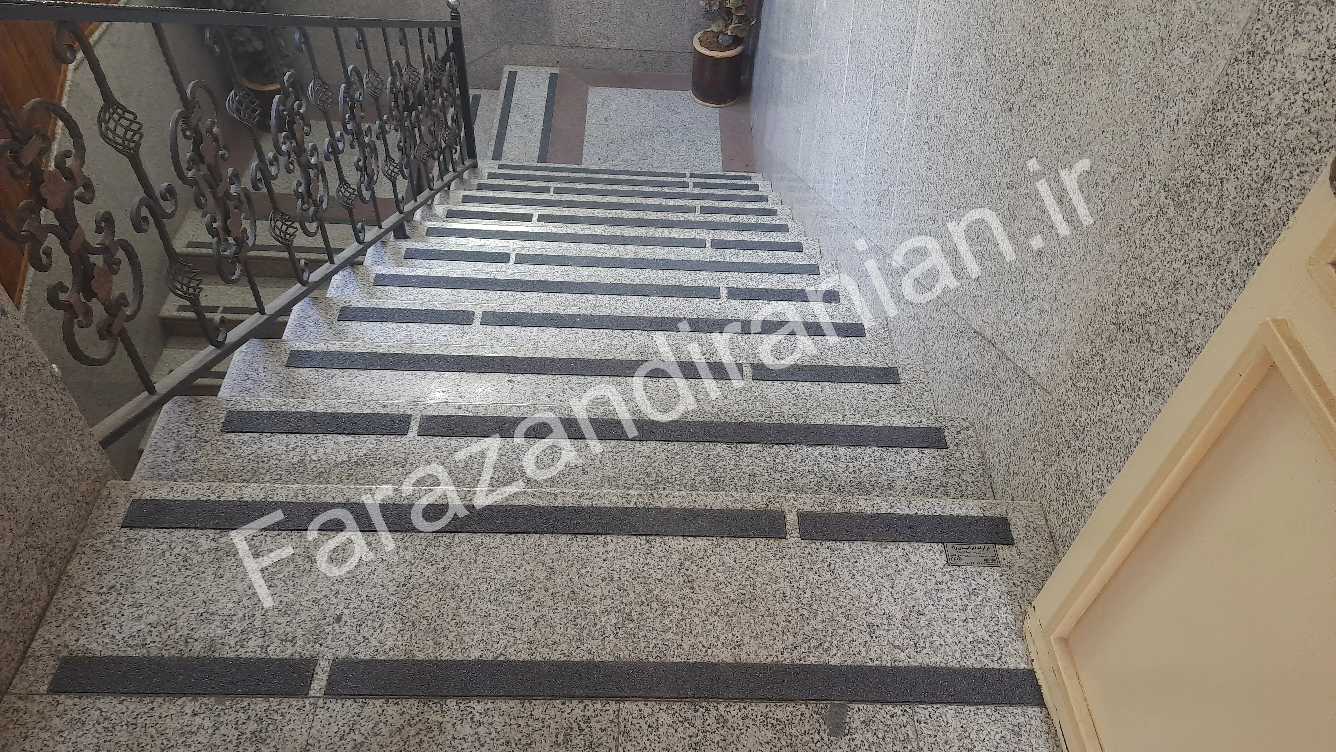 تصویر ۳ از اجرای نوار ضد لغزش در اتاق اصناف مشهد