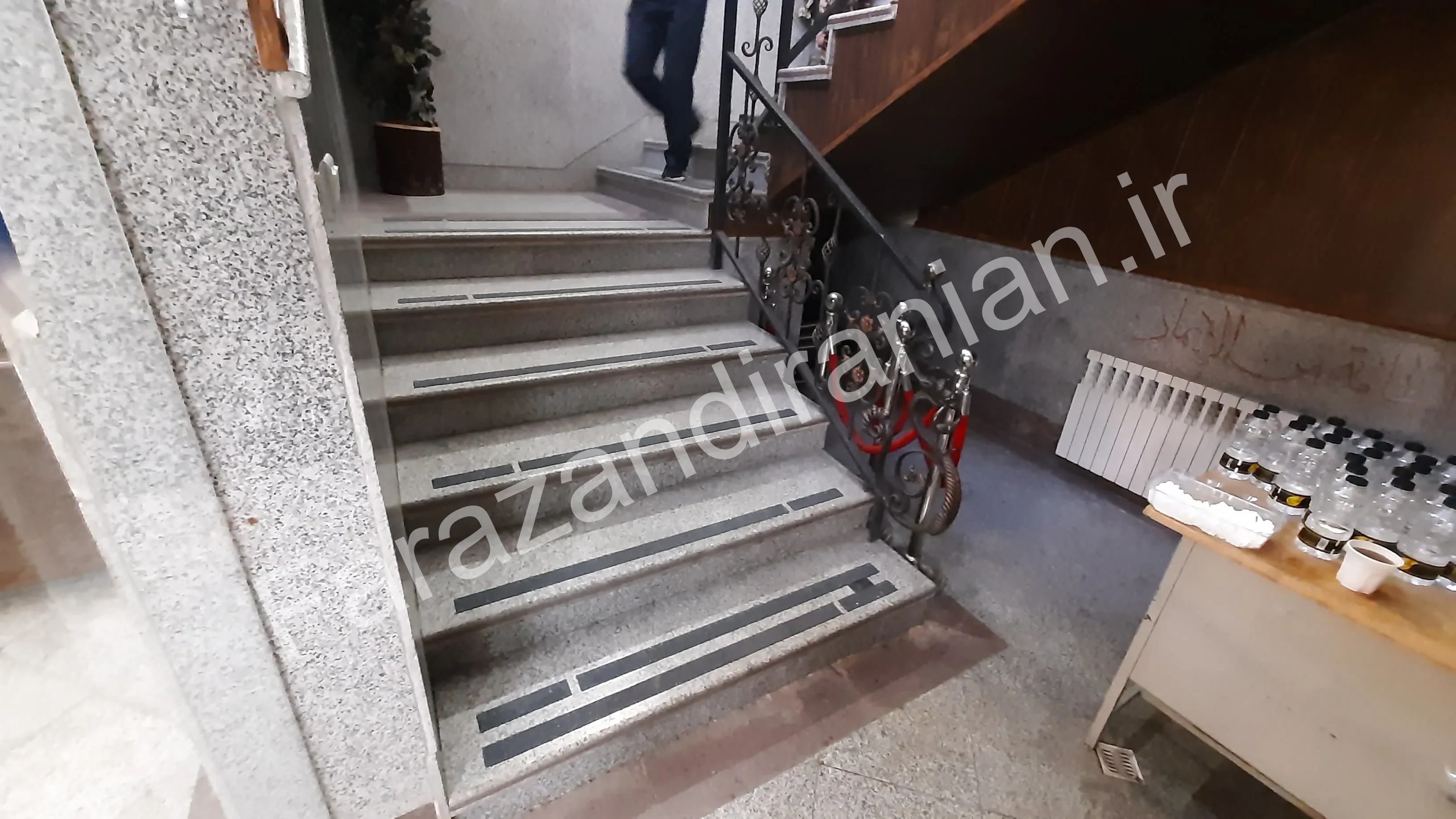 تصویر ۸ از اجرای نوار ضد لغزش در اتاق اصناف مشهد