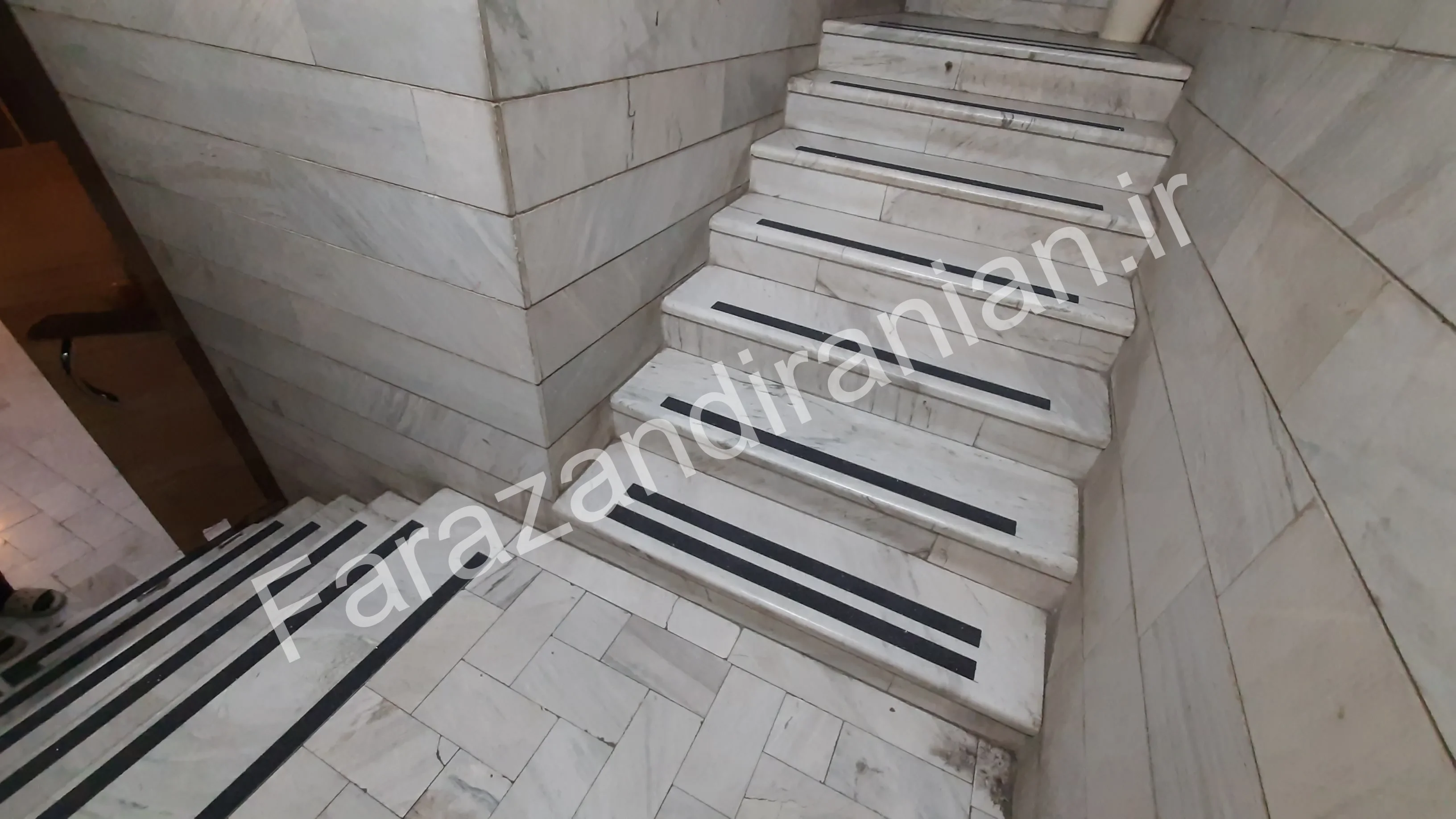 تصویر ۱۱ از اجرای نوار ضد لغزش در اتاق اصناف مشهد