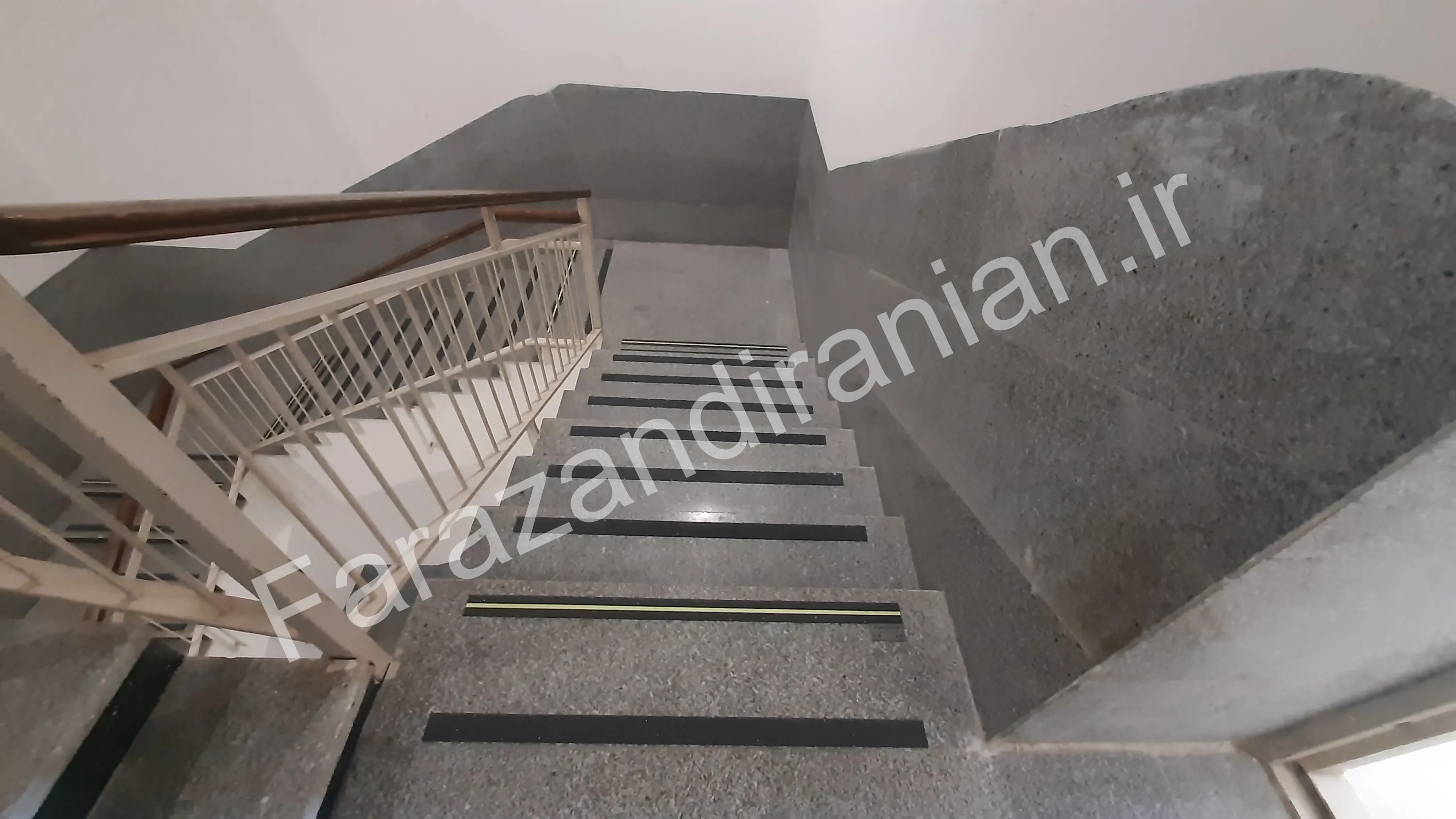 تصویر ۸ از اجرای نوار ضد لغزش در پژوهشکده سلامت دانشگاه علوم پزشکی مشهد
