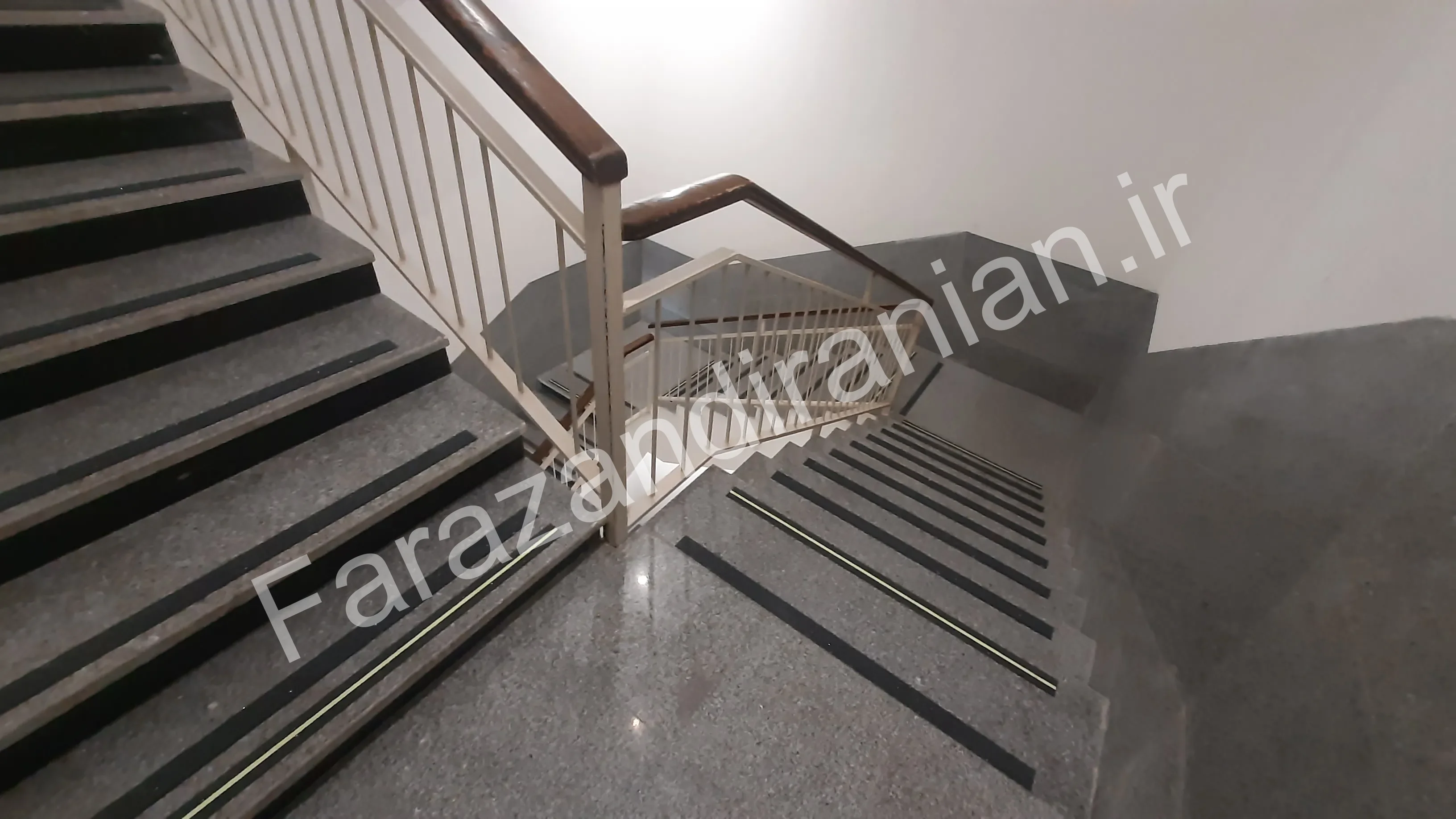 تصویر ۹ از اجرای نوار ضد لغزش در پژوهشکده سلامت دانشگاه علوم پزشکی مشهد