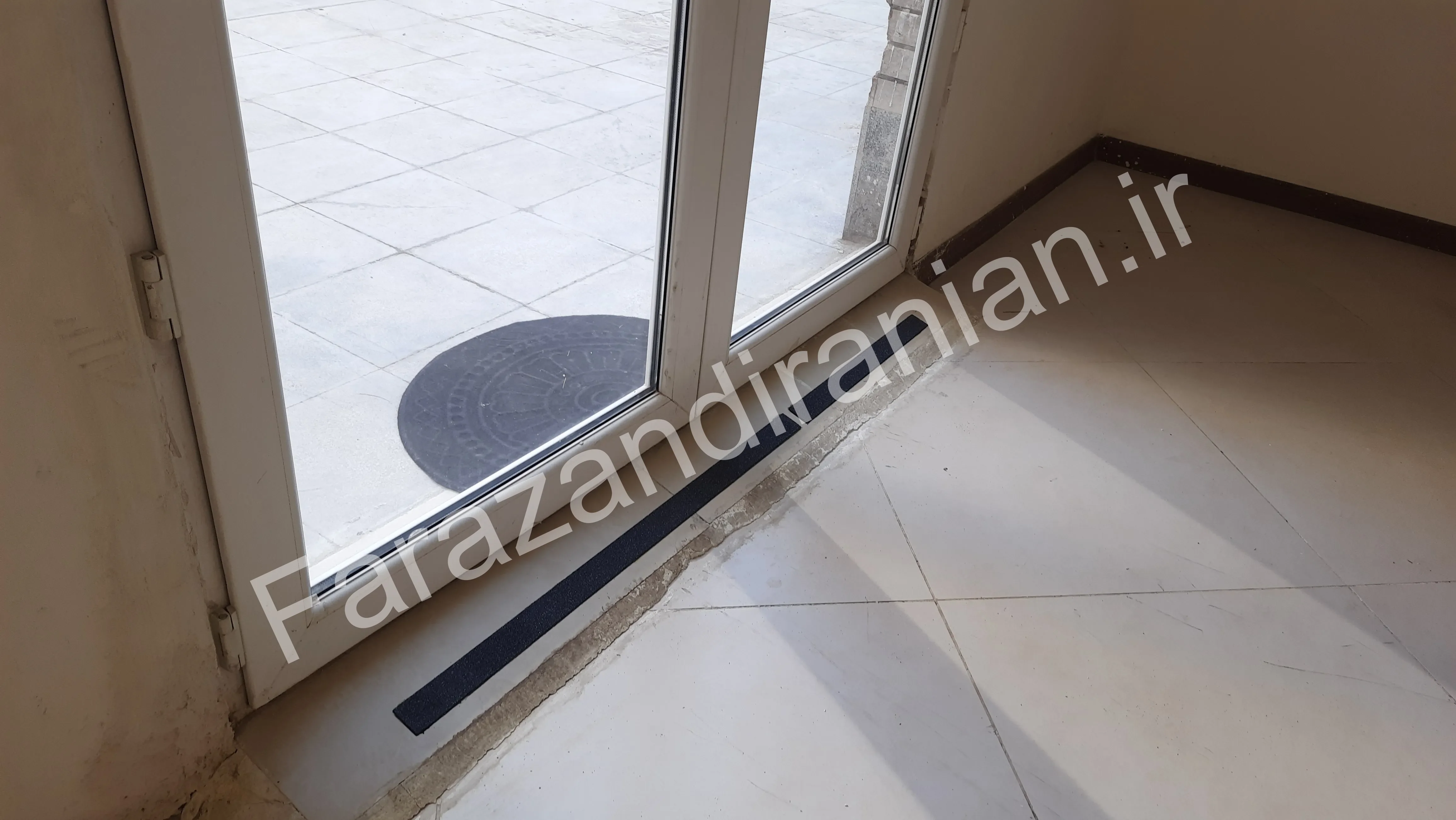 تصویر ۱۳ از اجرای نوار ضد لغزش در پژوهشکده سلامت دانشگاه علوم پزشکی مشهد
