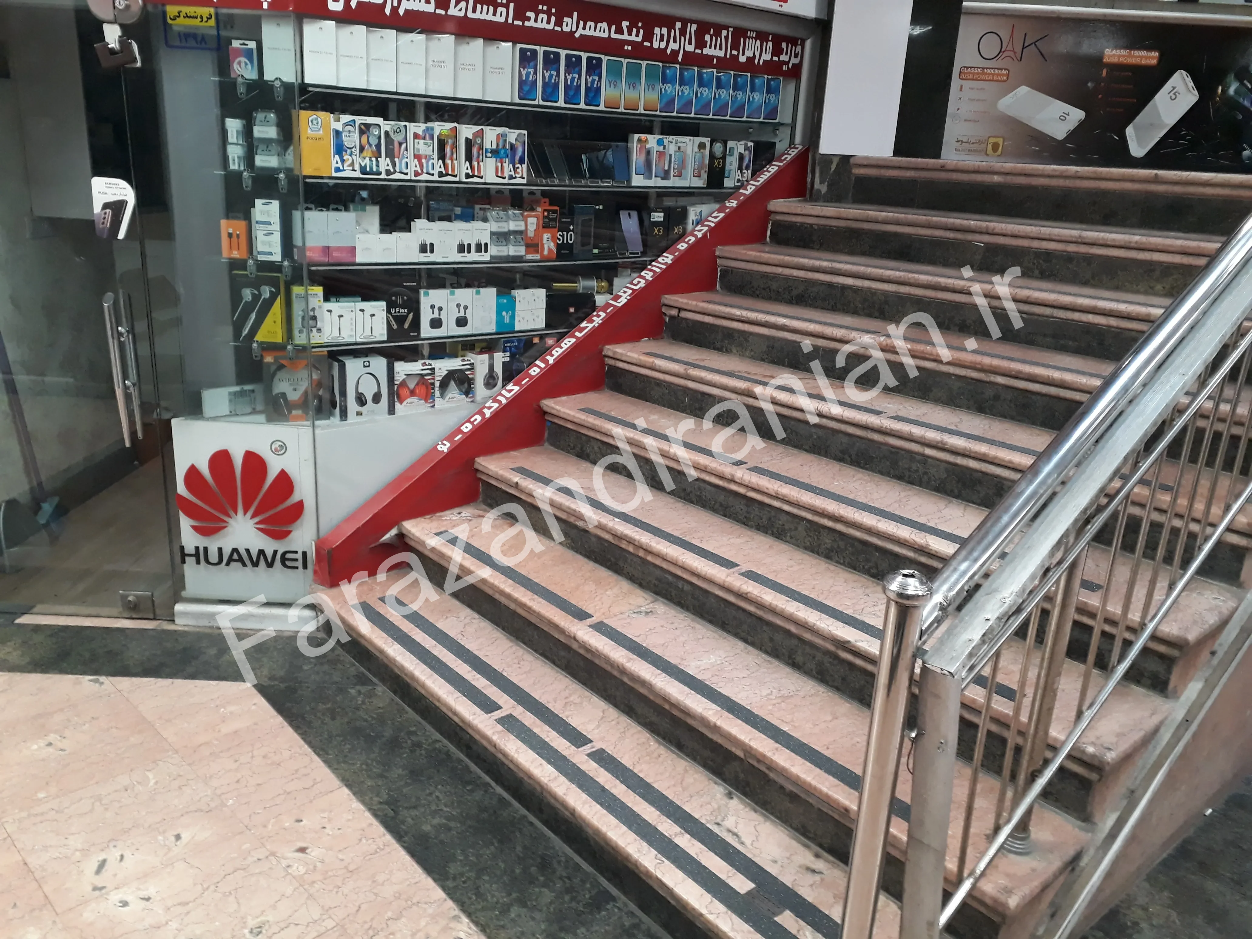 تصویر ۲ از اجرای نوار ضد لغزش در مجتمع موبایل مشهد