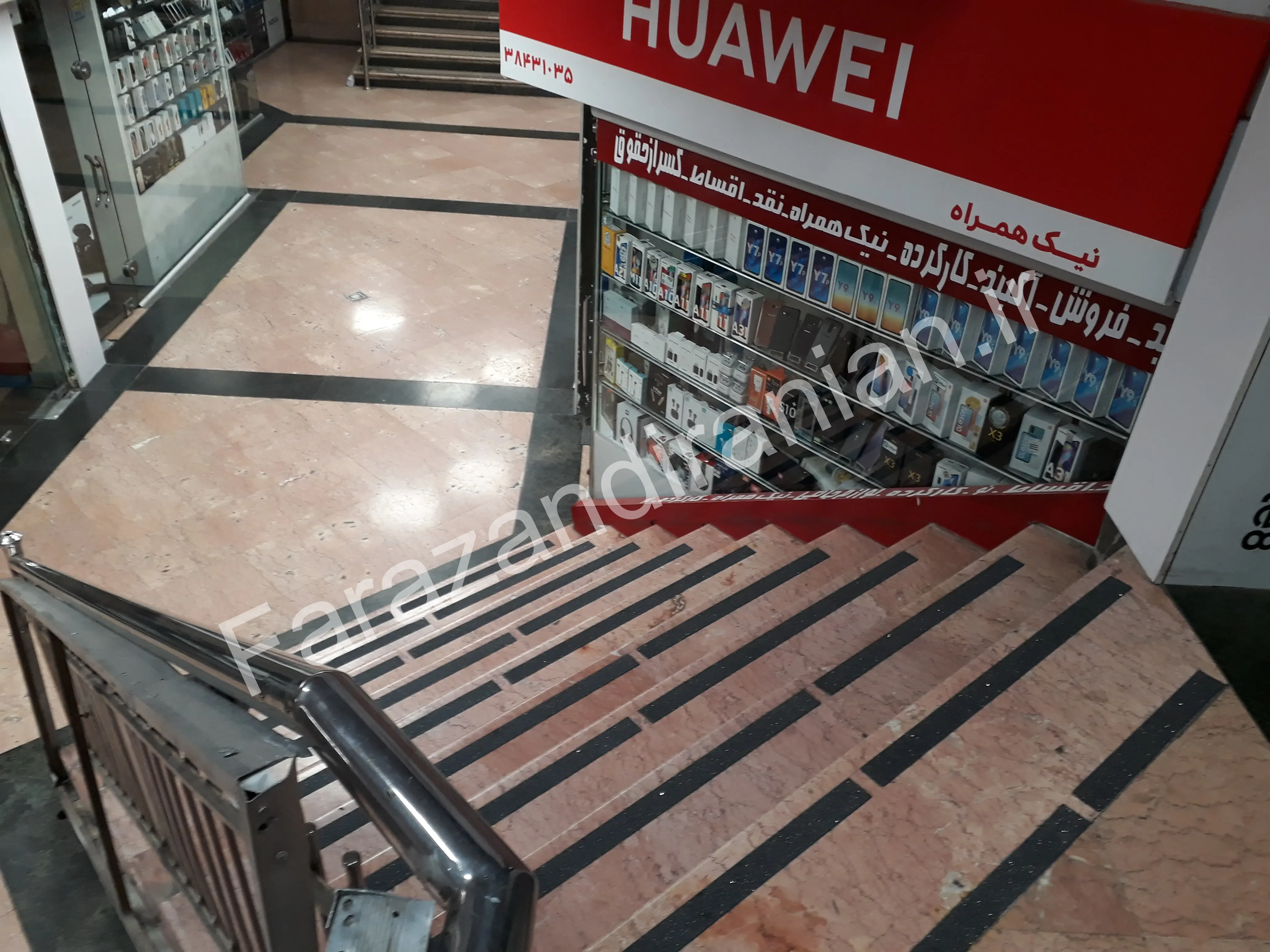 تصویر ۳ از اجرای نوار ضد لغزش در مجتمع موبایل مشهد