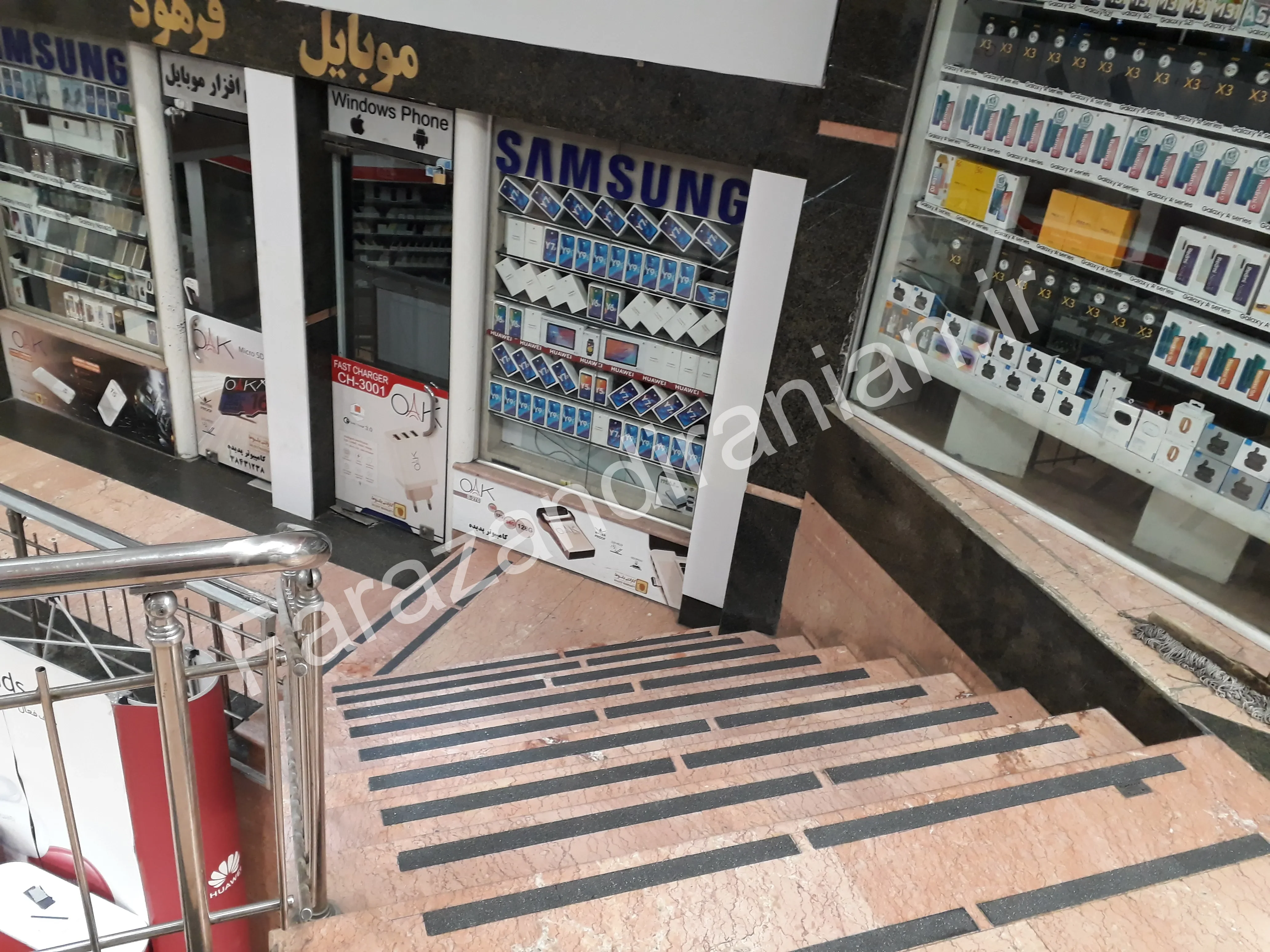 تصویر ۴ از اجرای نوار ضد لغزش در مجتمع موبایل مشهد
