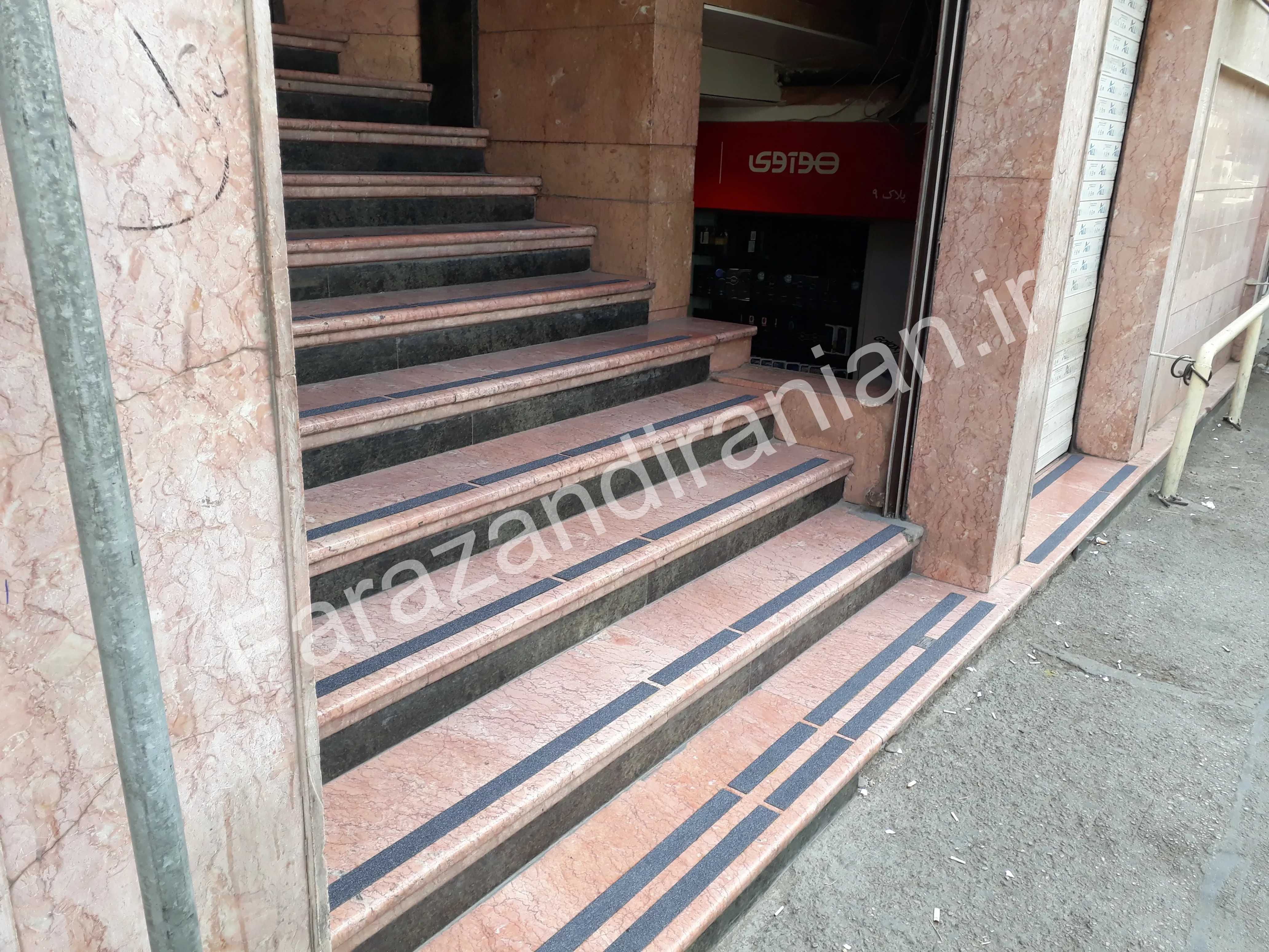 تصویر ۵ از اجرای نوار ضد لغزش در مجتمع موبایل مشهد